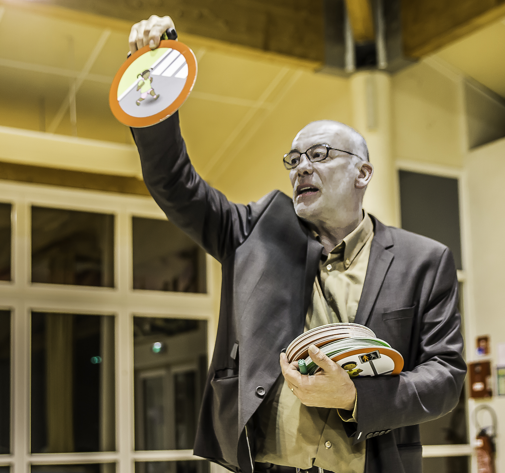Jean-Luc Rocchi montre le jeu 1bis 110216.jpg