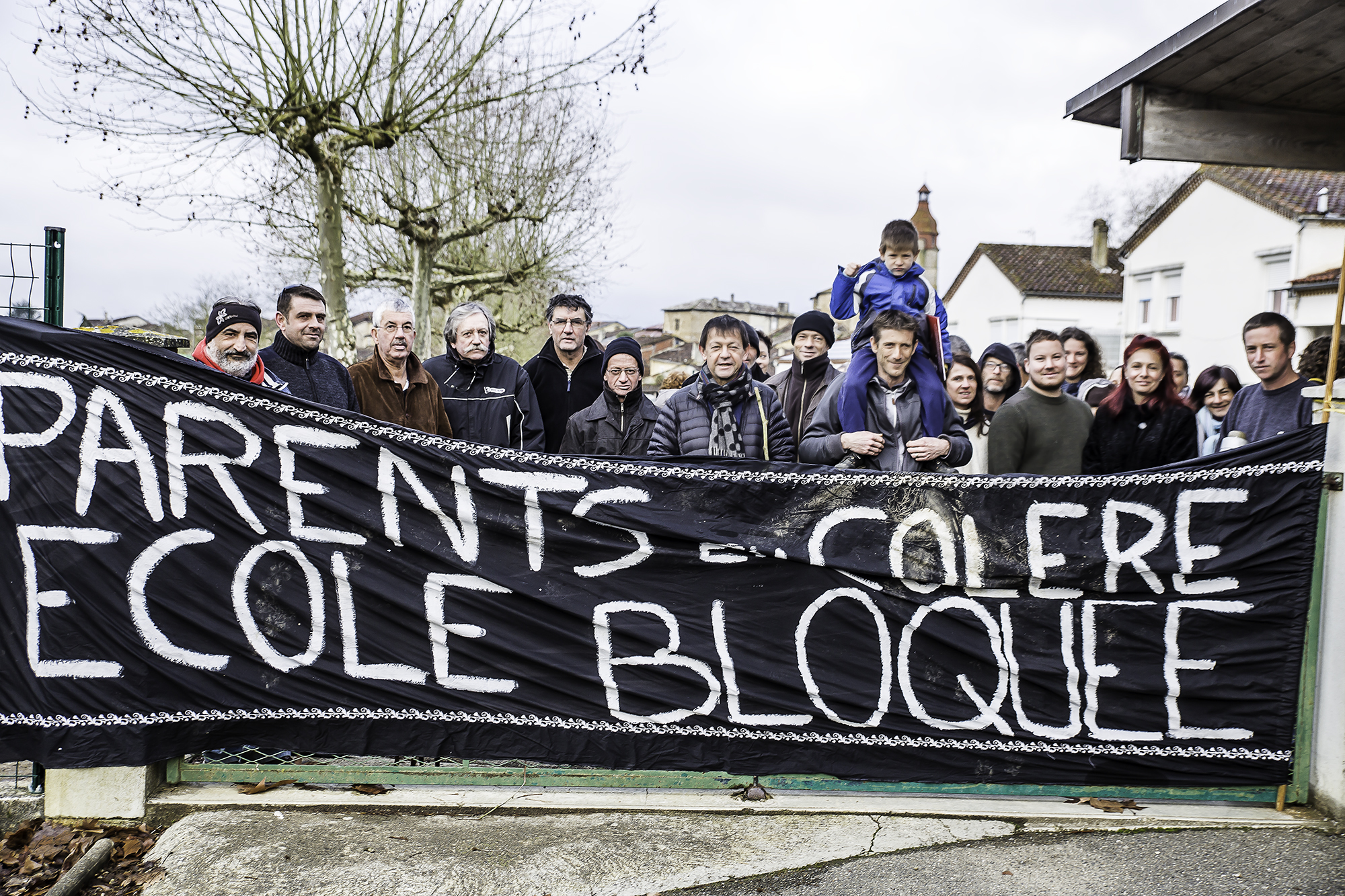 Parents et élus avec banderole devant entrée école 1bis 150216.jpg