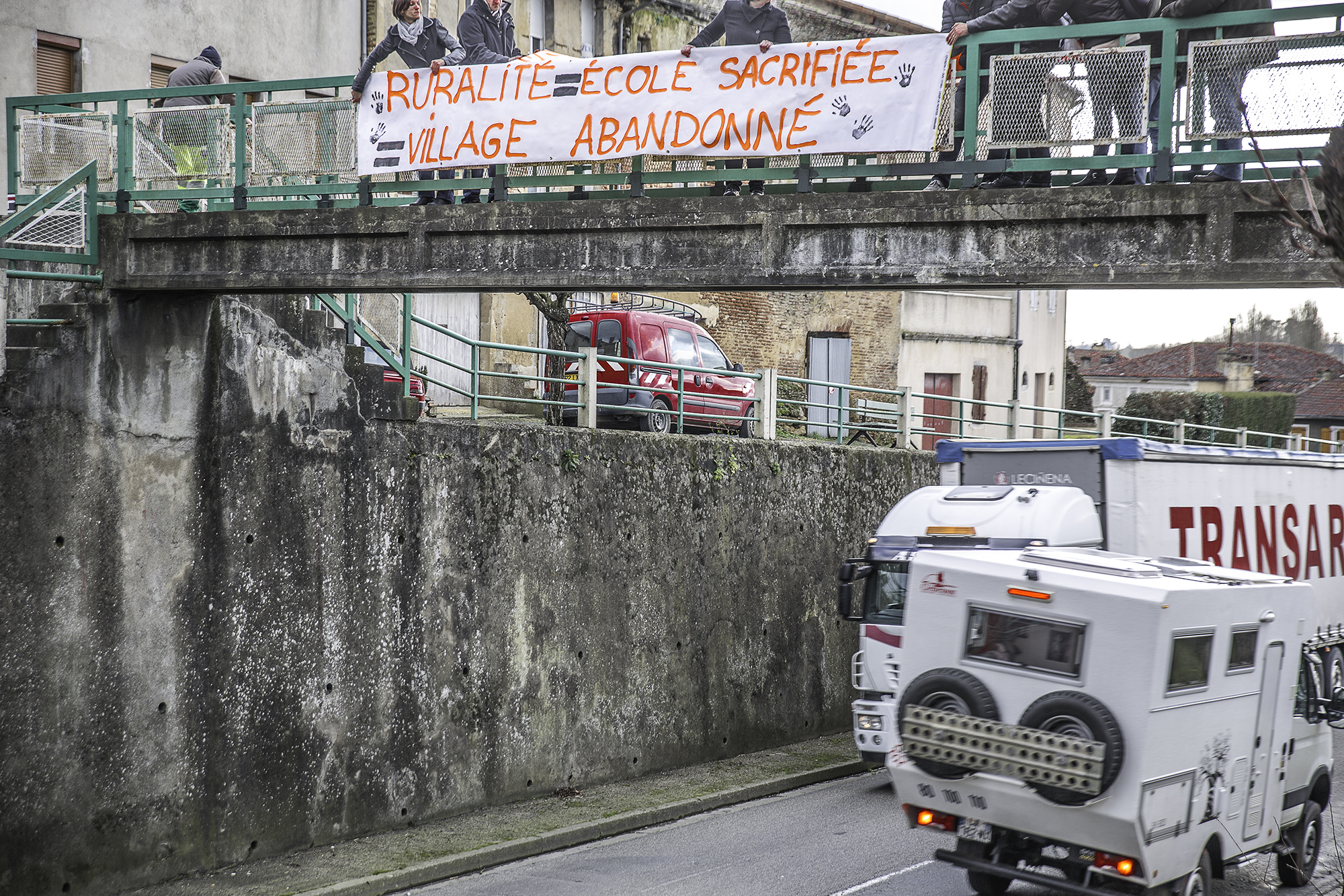 Banderole sur la passerelle 1bis 160216.jpg
