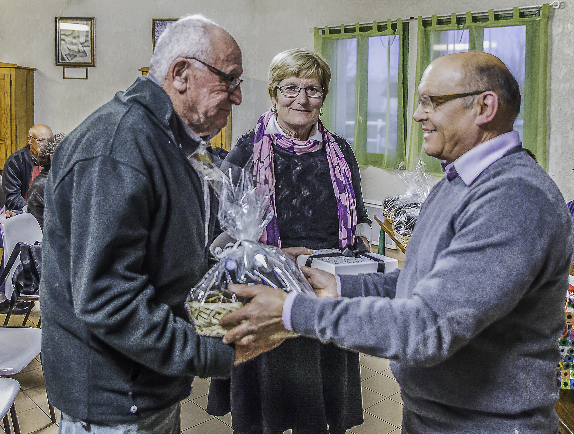 Remise de cadeau 1bis 200216.jpg