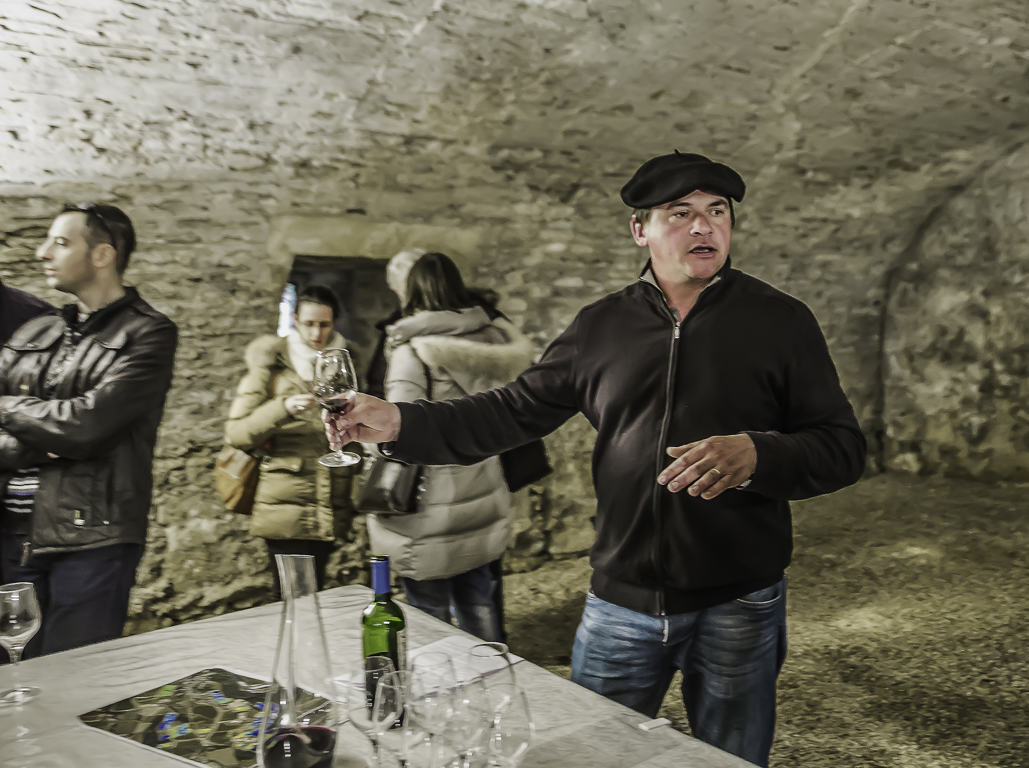 Vigneron faisant déguster duMonastère 1 190316.jpg