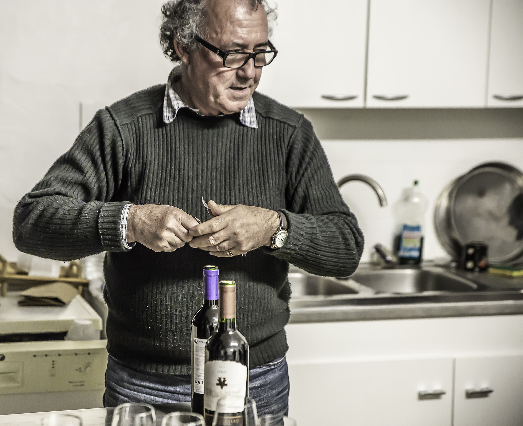 2 José Marseillan ouvre les bouteilles 1bis 010416.jpg