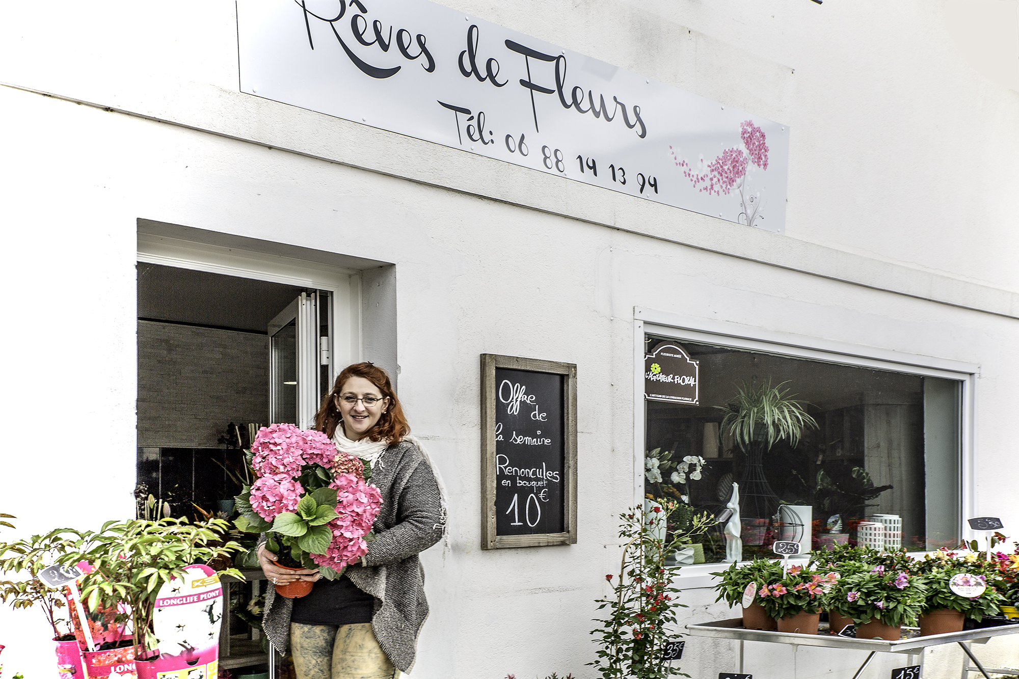 Patricia Larrey devant son magasin