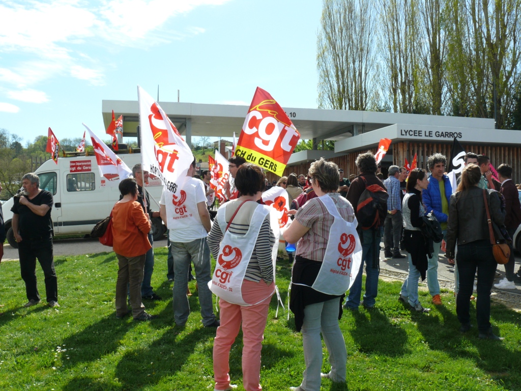 Quelques manifestants à l'entrée du lycée.JPG