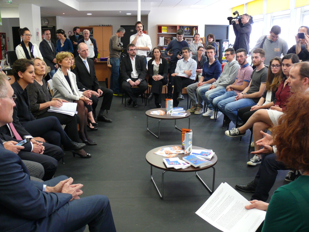 Table ronde entre la ministre, les enseignants, et les élèves.JPG