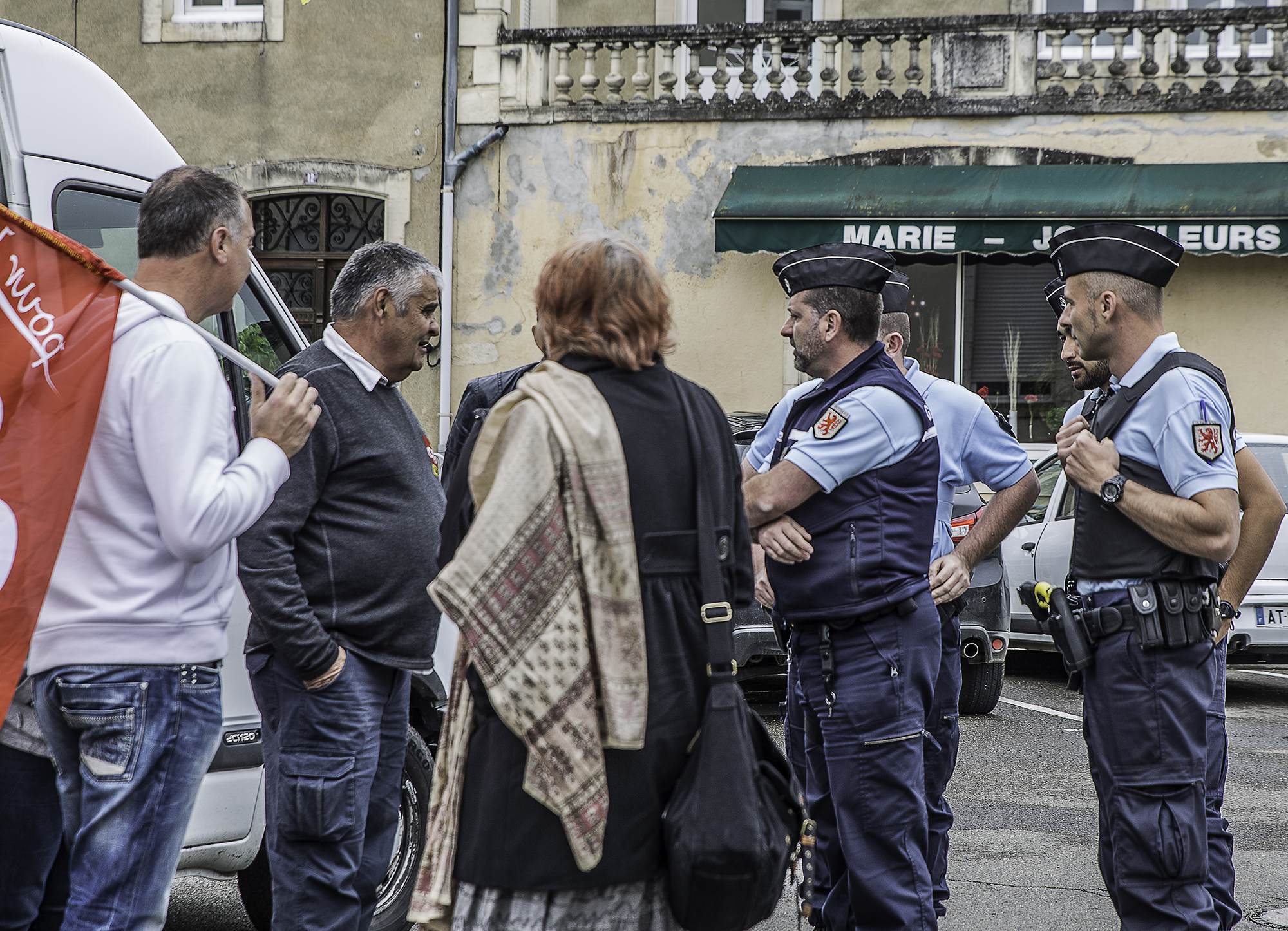 2  Les gendarmes prennent contact 1bis 110516.jpg