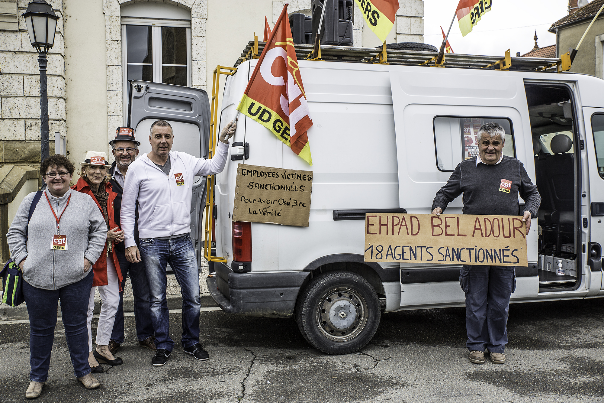 1 La CGT se déploie devant la mairie de Riscle 1bis 110516.jpg