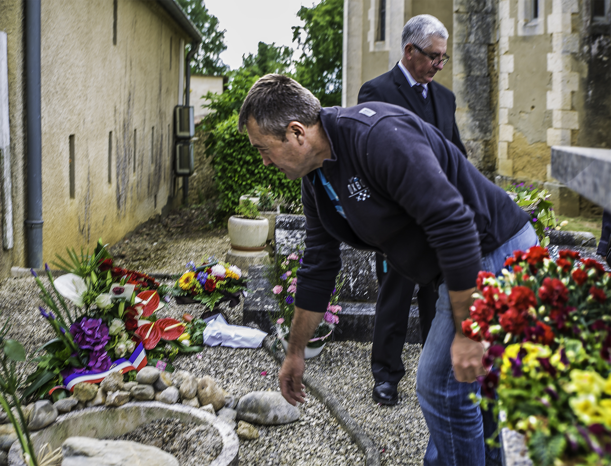 7 Jeté de pétales sur le réceptacle des cendres 1bis 130516.jpg