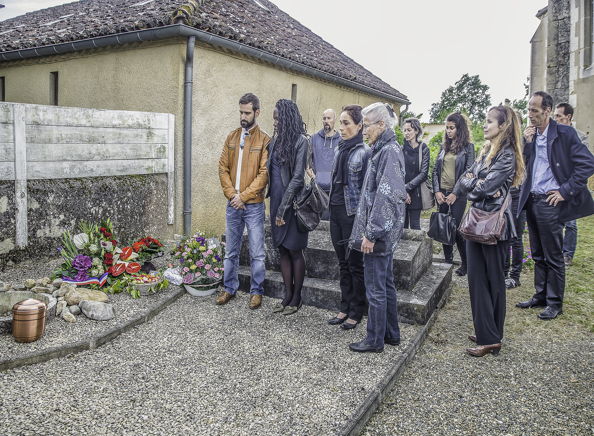 2 La famille se recueille devant l'urne 1bis 130516.jpg