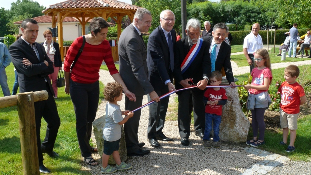 Les personnalités ont coupé le ruban tricolore.JPG