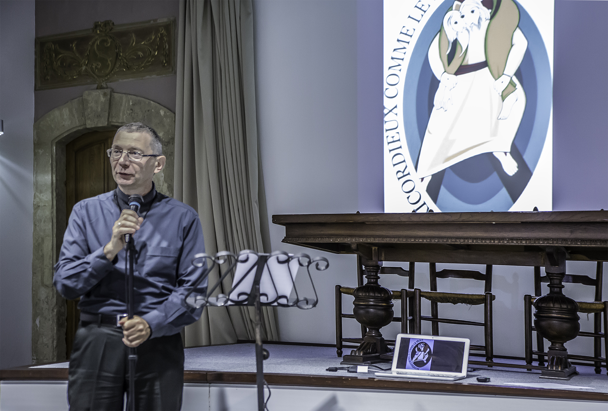 1 L'abbé Christian Delarbre accueille les paroissiens 1bis 050616.jpg