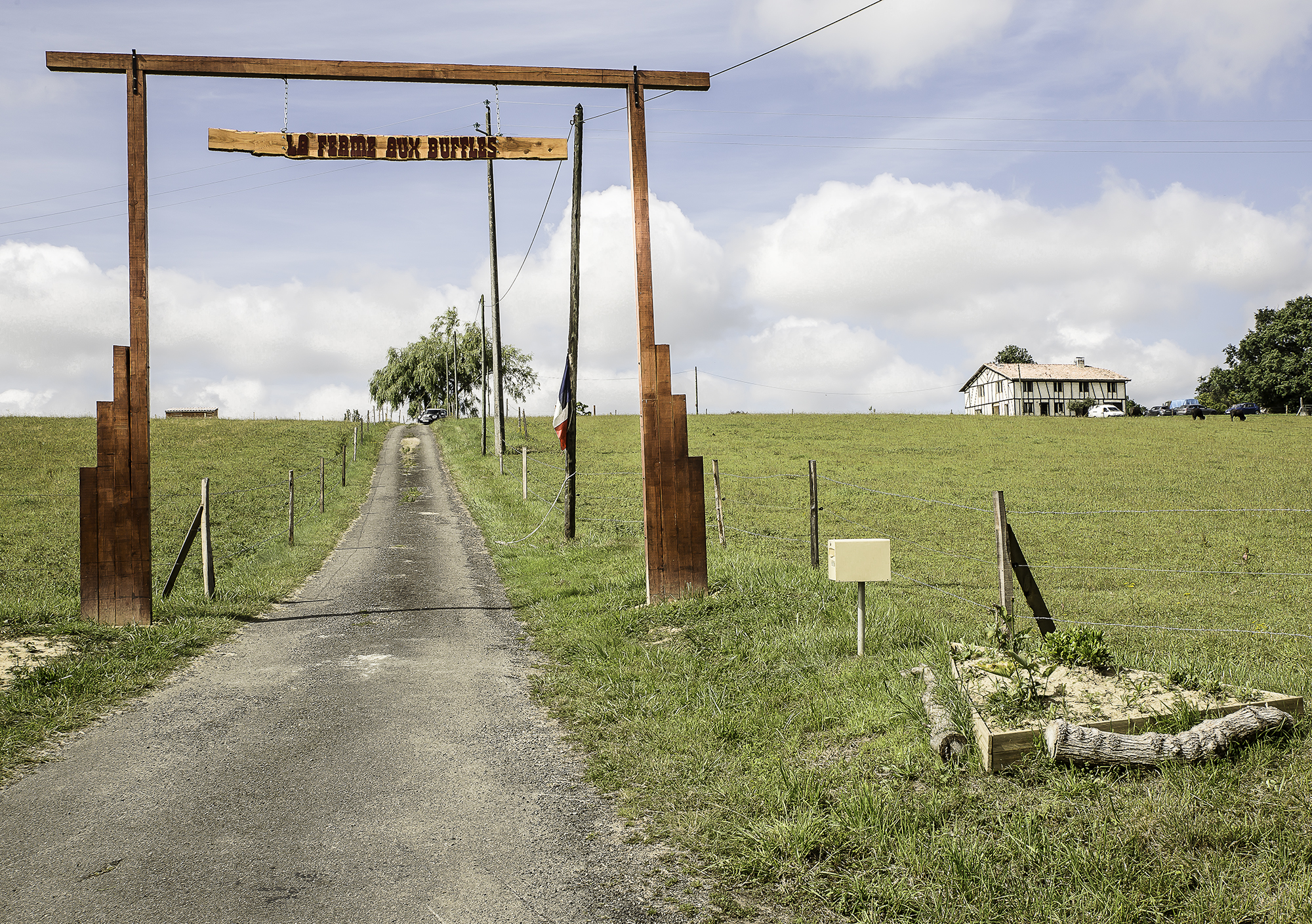 1 Entrée du domaine 1bis 200616.jpg