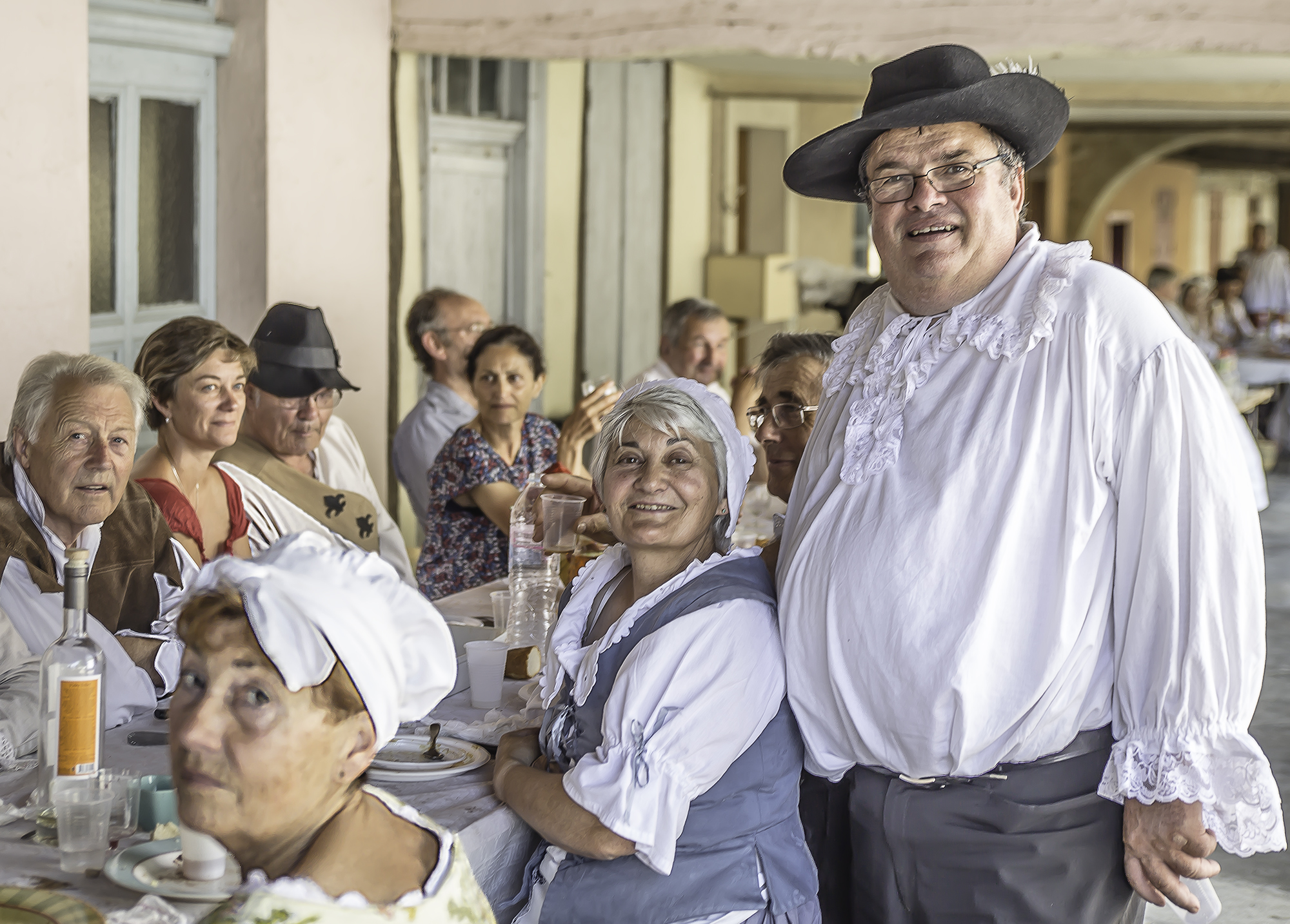 7 Agapes en costumes avec Maxime Fillos à Lupiac 1bis 100716.jpg