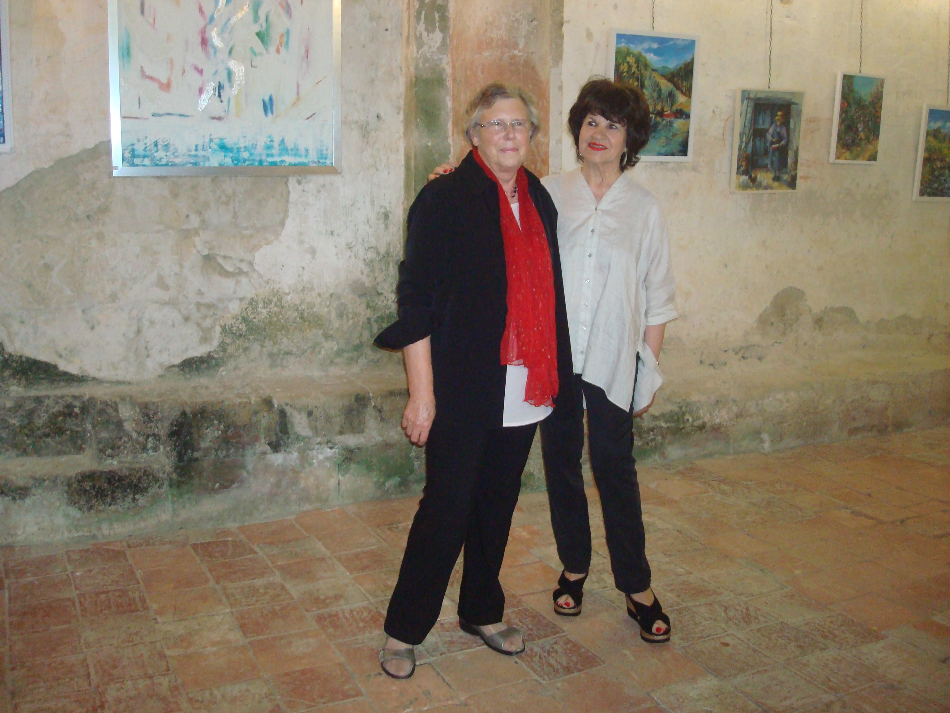 Deux amies heureuses de cette expo ! merci au président et à son épouse.JPG