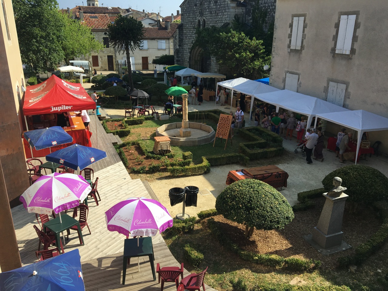 marché du terroir_10 juillet2016©office detourisme vic.jpeg