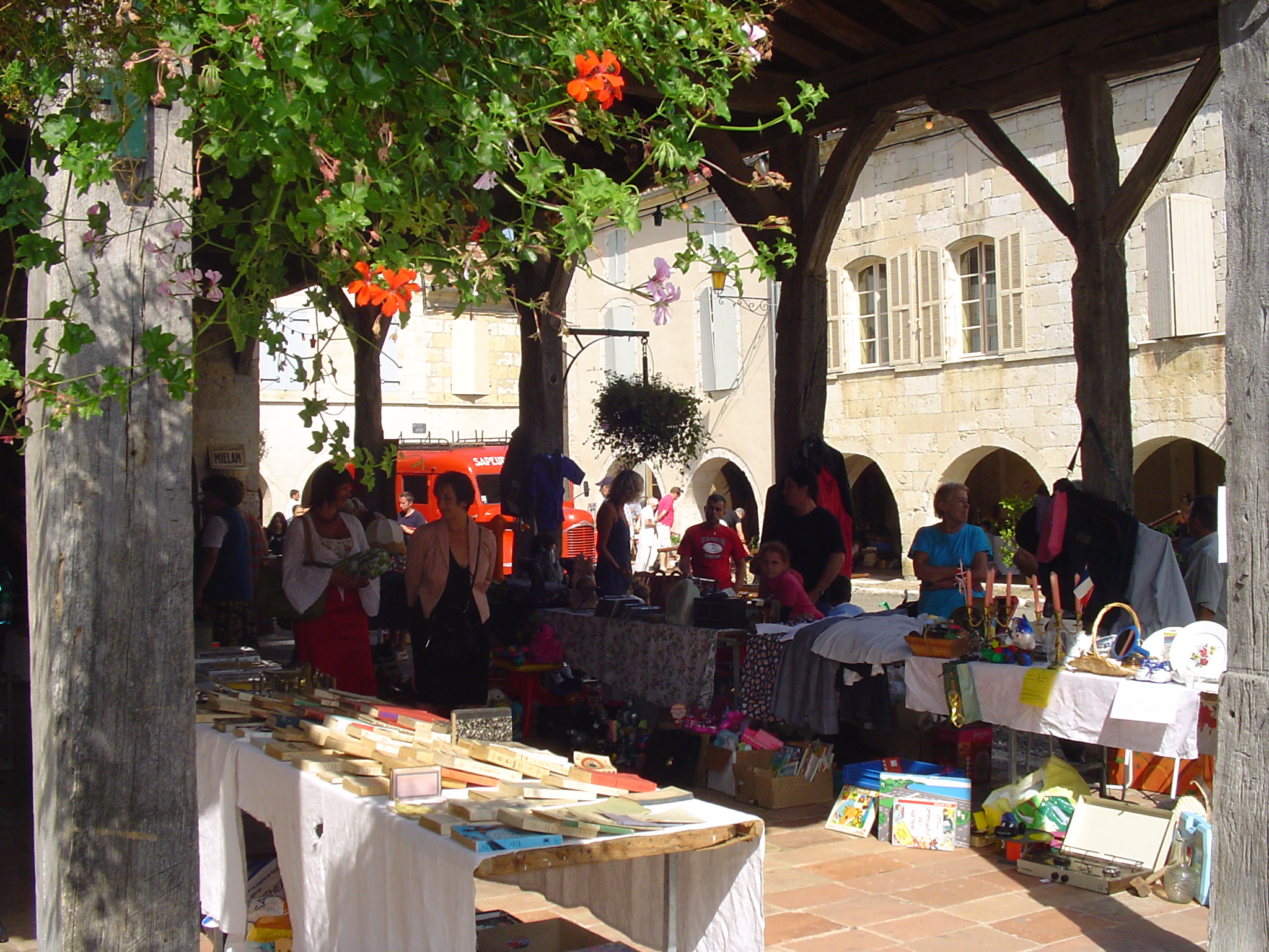vide-grenier St-Clar.JPG