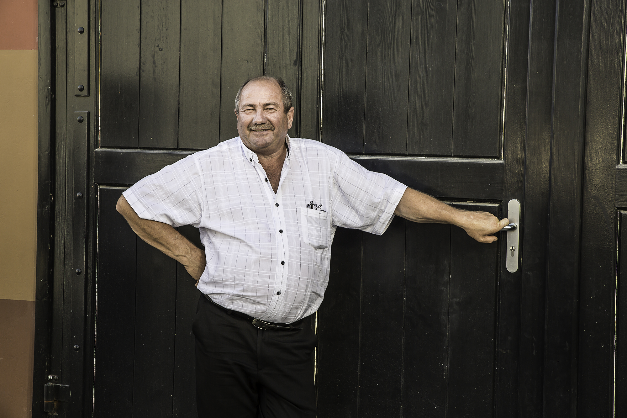 8 Patrick Farbos à la porte du chai d'armagnac 1bis 230816.jpg