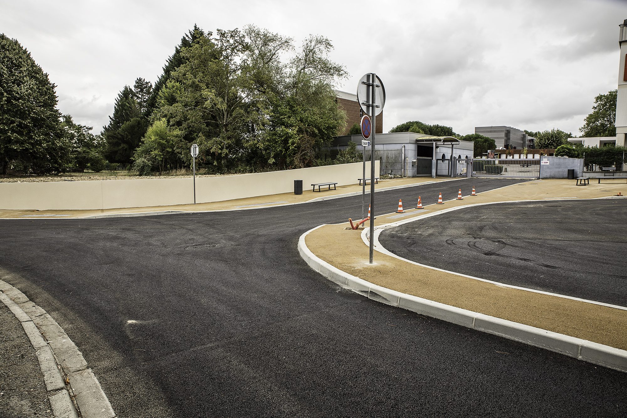 5 Les mêmes en arrière du panneau de sens interdit 1bis 290816.jpg