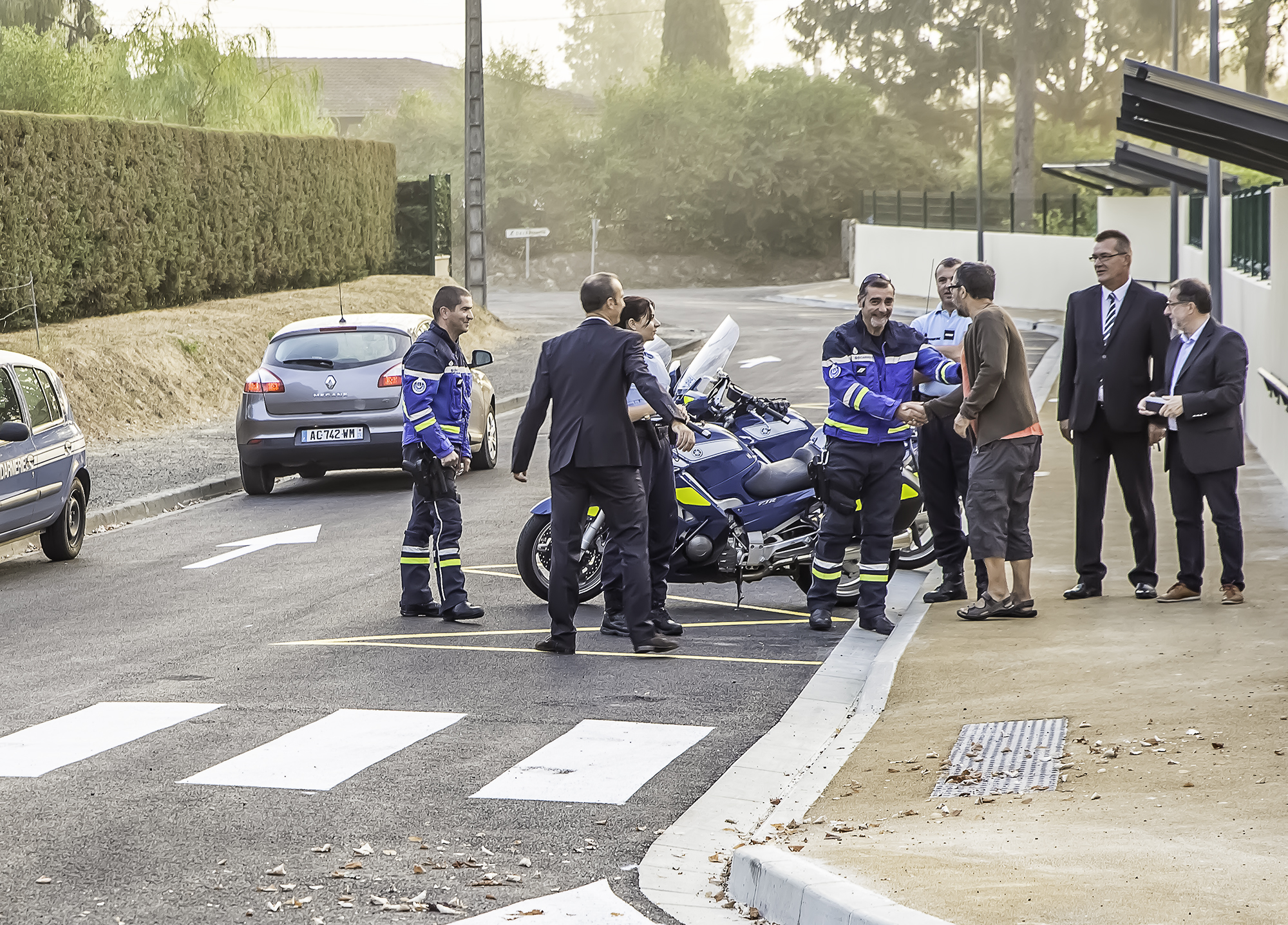 17 Rentrée gendarmes et autorités Nogaro rue d'Estalens 1bis 010916.jpg