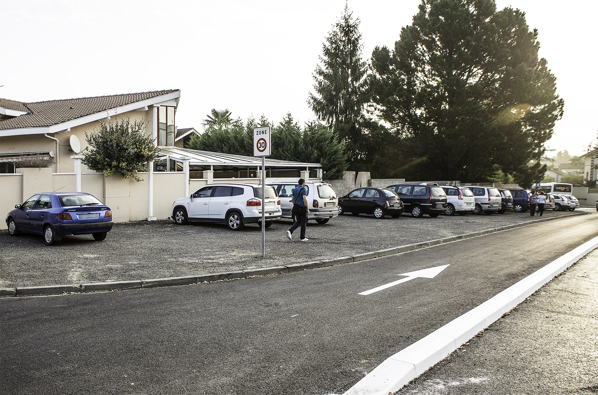 19 Le trottoir face cité scolaire plein de voitures 1bis 010916.jpg