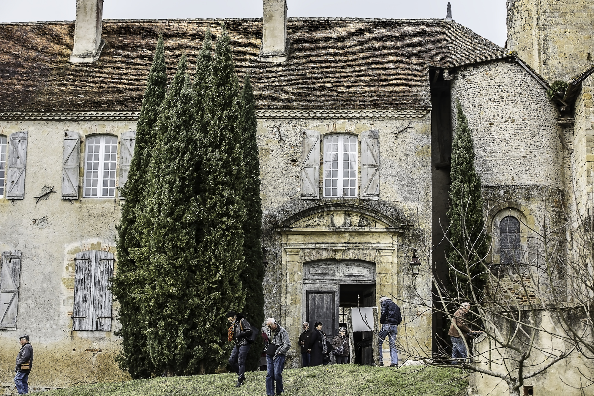 Le portail avec toit commun avec l'église et murs séparés 1bis 190316.jpg