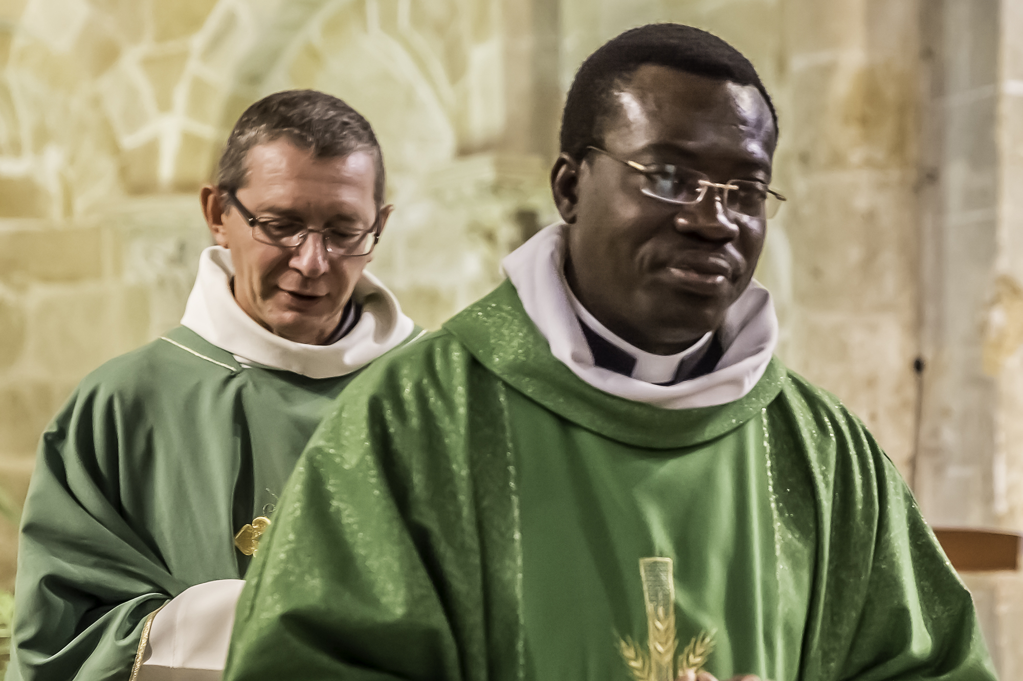 6bis Les pères Alexis Bankolé Christian Delarbre quittent le choeur 1bis 180916.jpg