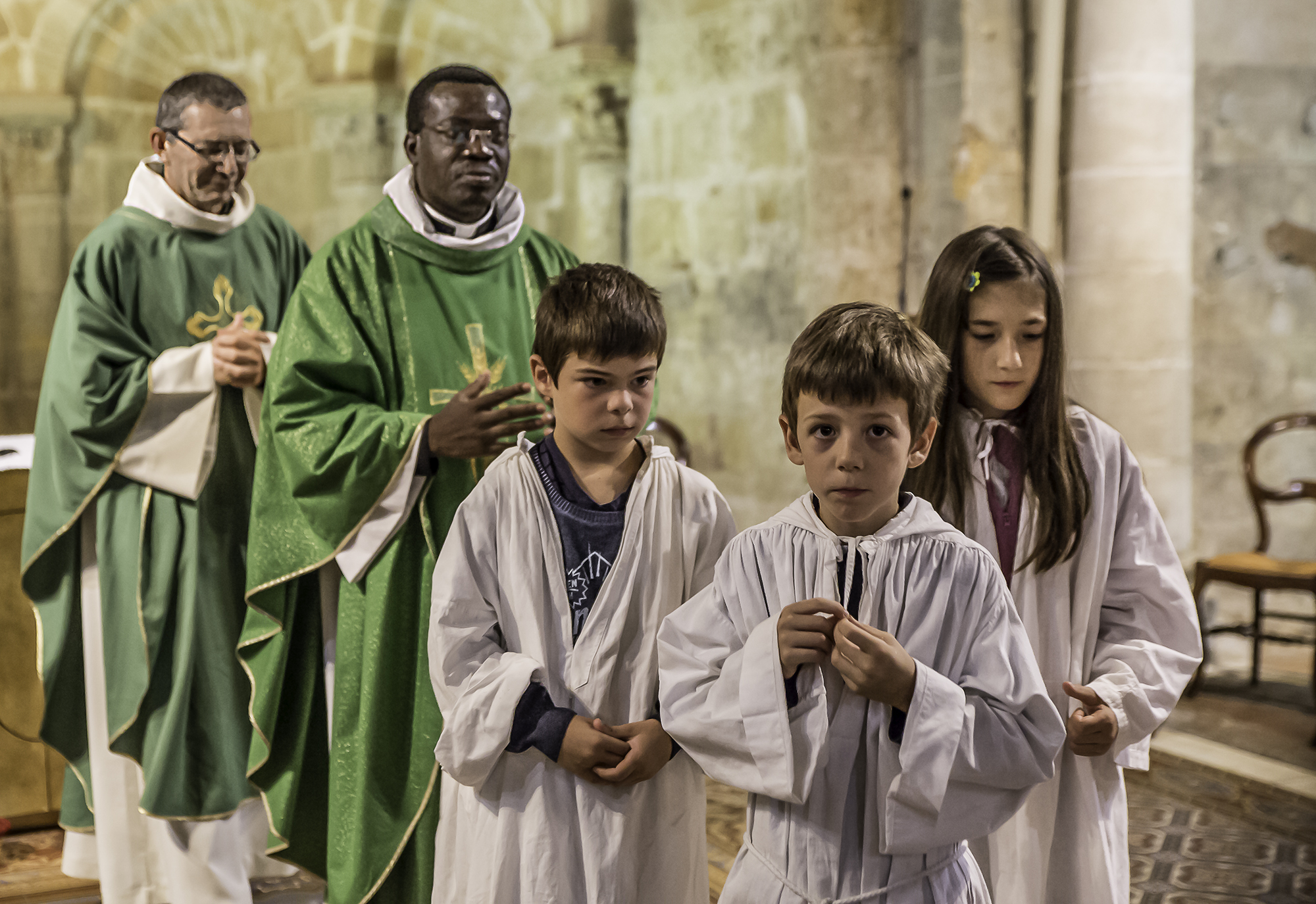 6 Les pères Alexis Bankolé Christian Delarbre quittent le choeur 1bis 180916.jpg
