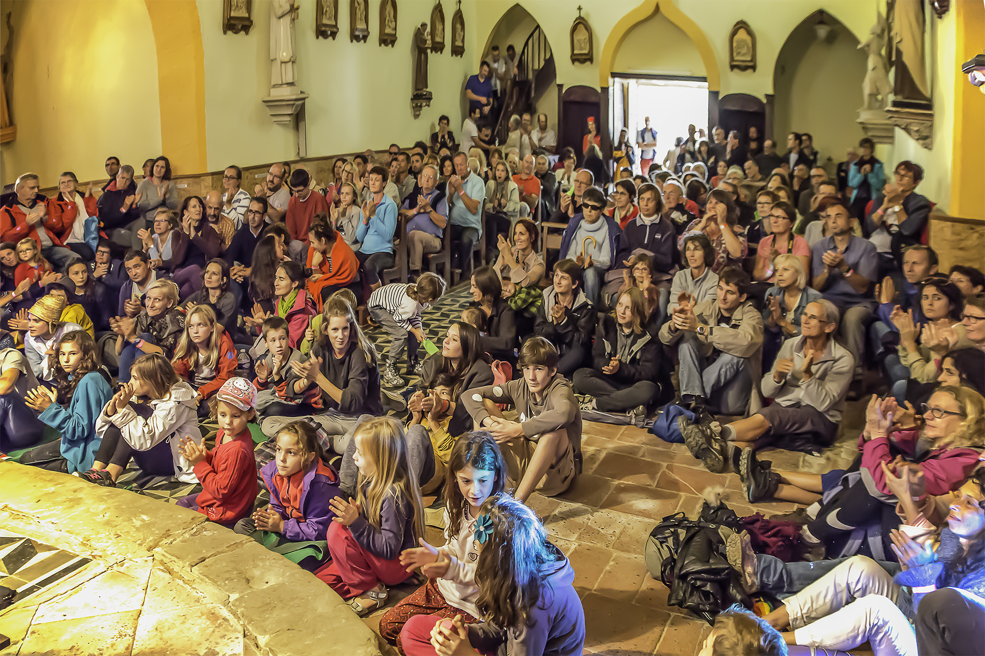 6 Spectateurs dans l'église 1bis 250916.jpg