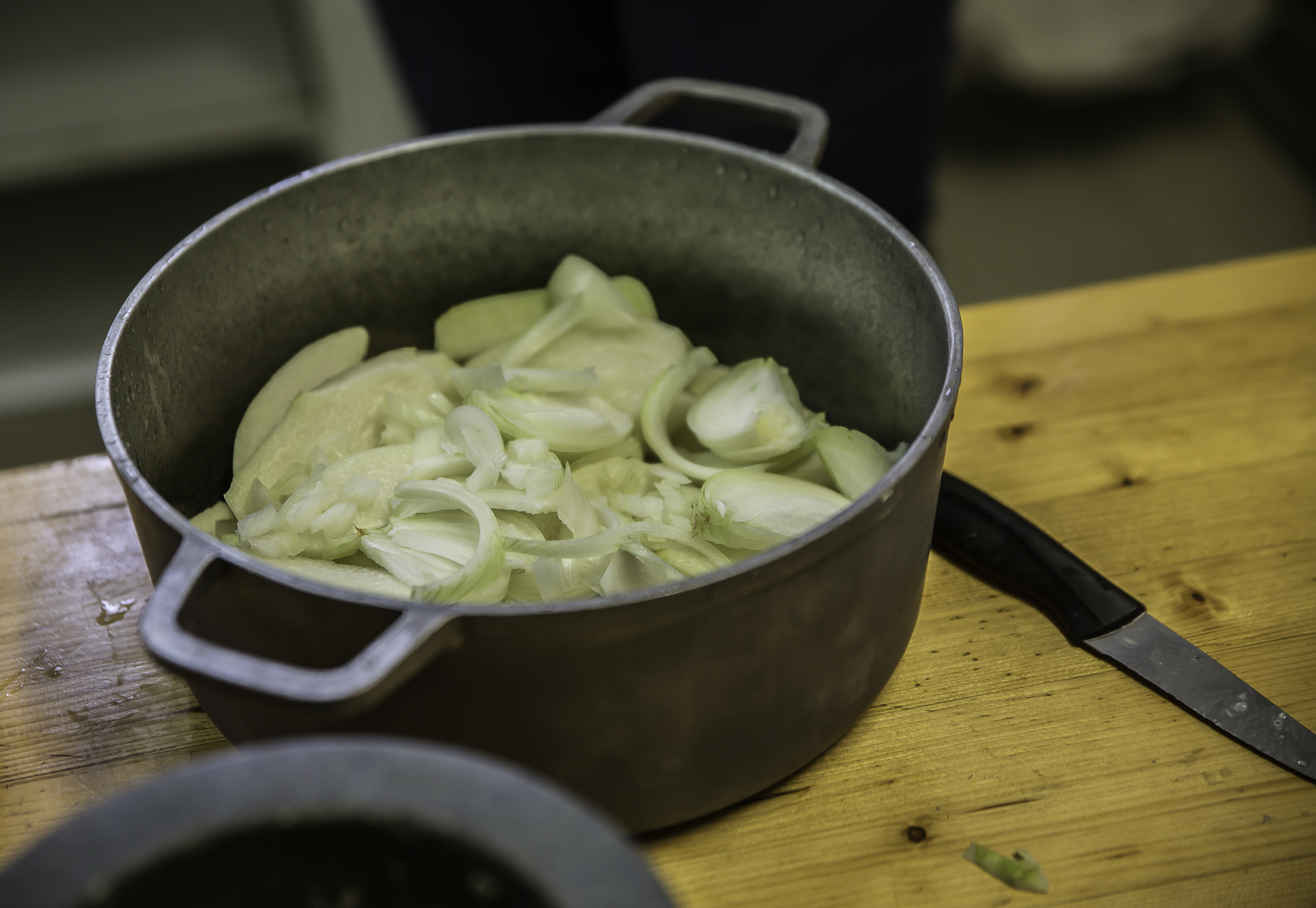 9 Oignons et chouchoux émincés vont dans la cocotte 1bis 051016.jpg