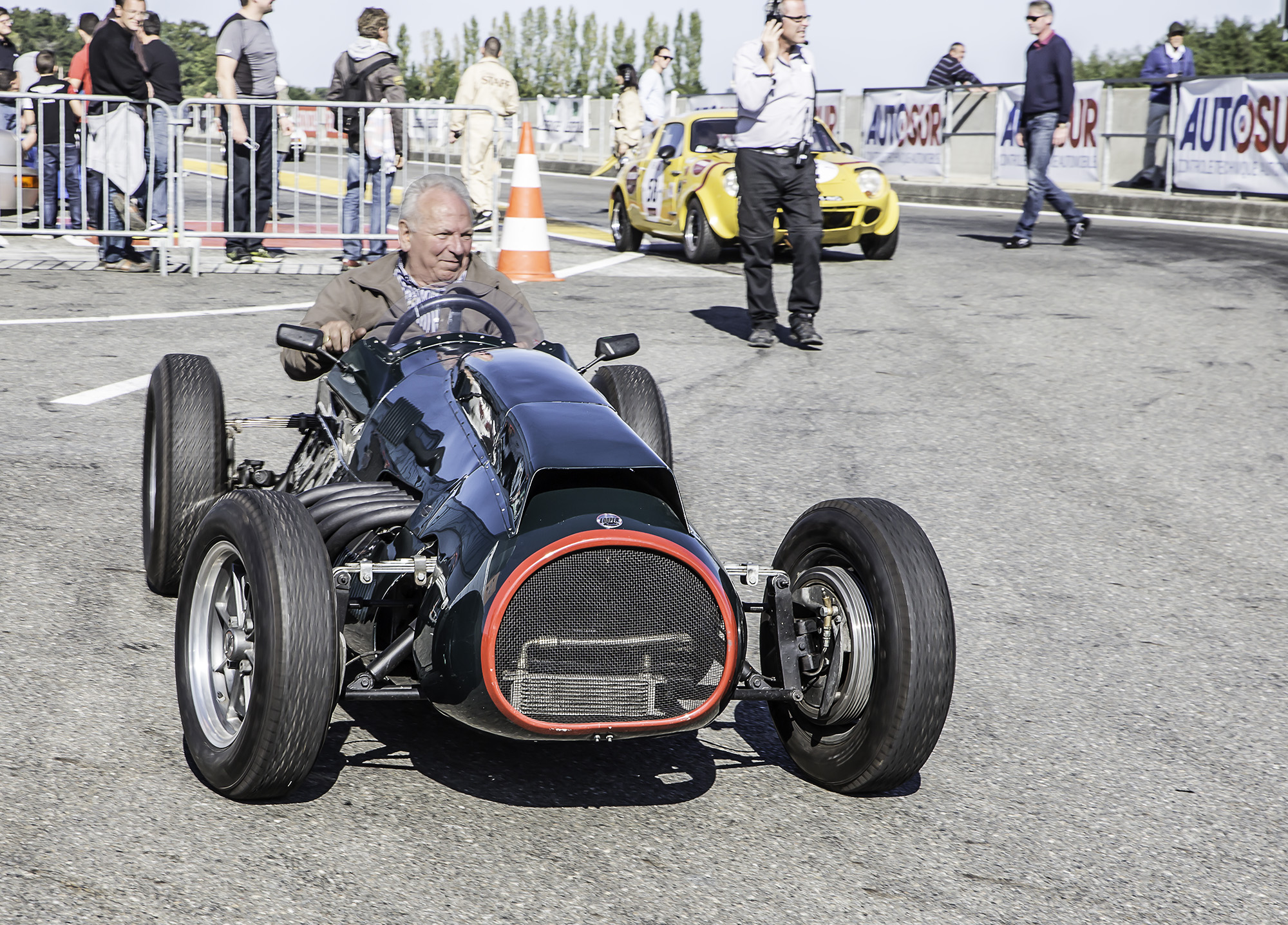 43 Cette voiture a un logo Cooper 1bis 091016.jpg