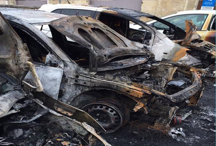 voiture en feux cindom.jpg