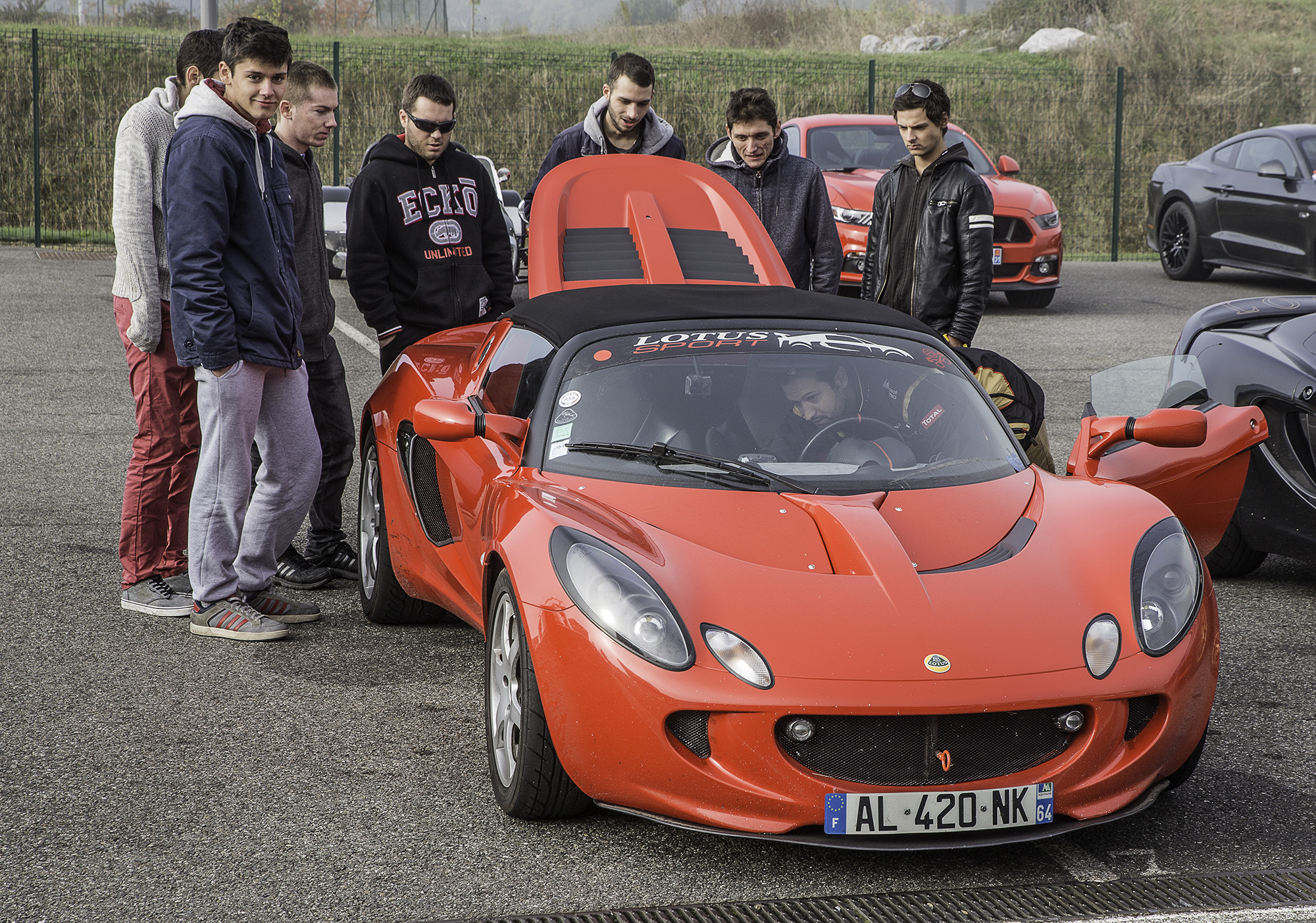 6 Une Lotus très courtisée 1bis 191016.jpg