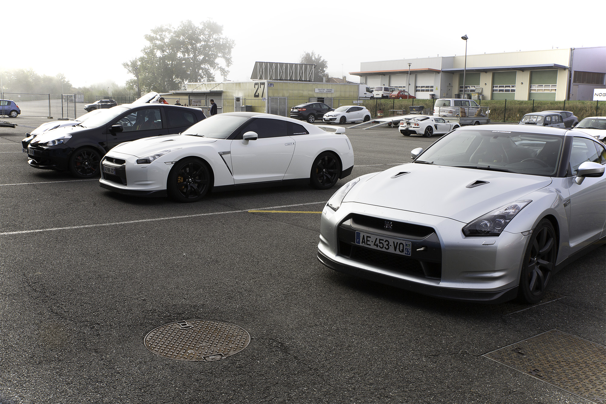 4 Au 1er plan Nissan GT-R 1bis 191016.jpg