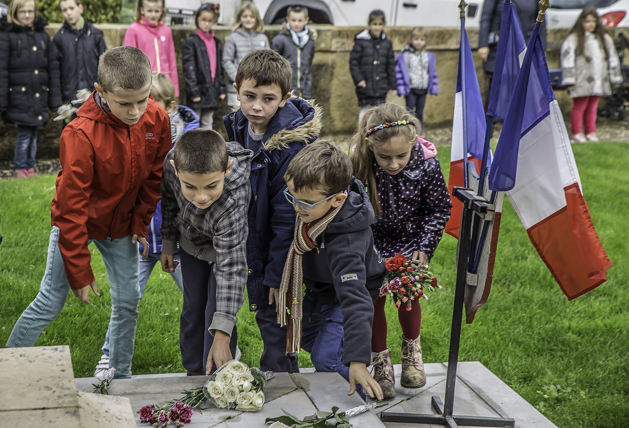 6 Les enfants aussi déposent des fleurs 1bis 111116.jpg
