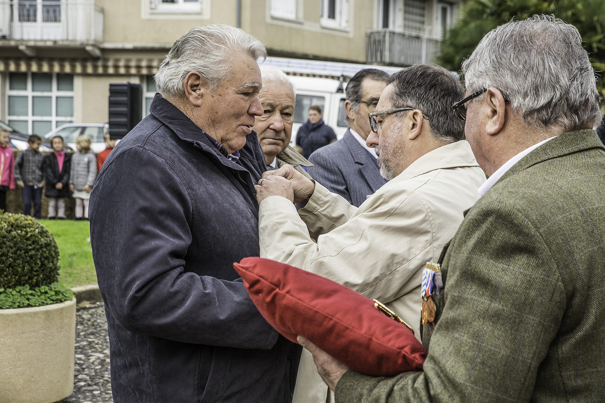 9 Louis Massarotto reçoit la commémorative Algérie 1bis 111116.jpg