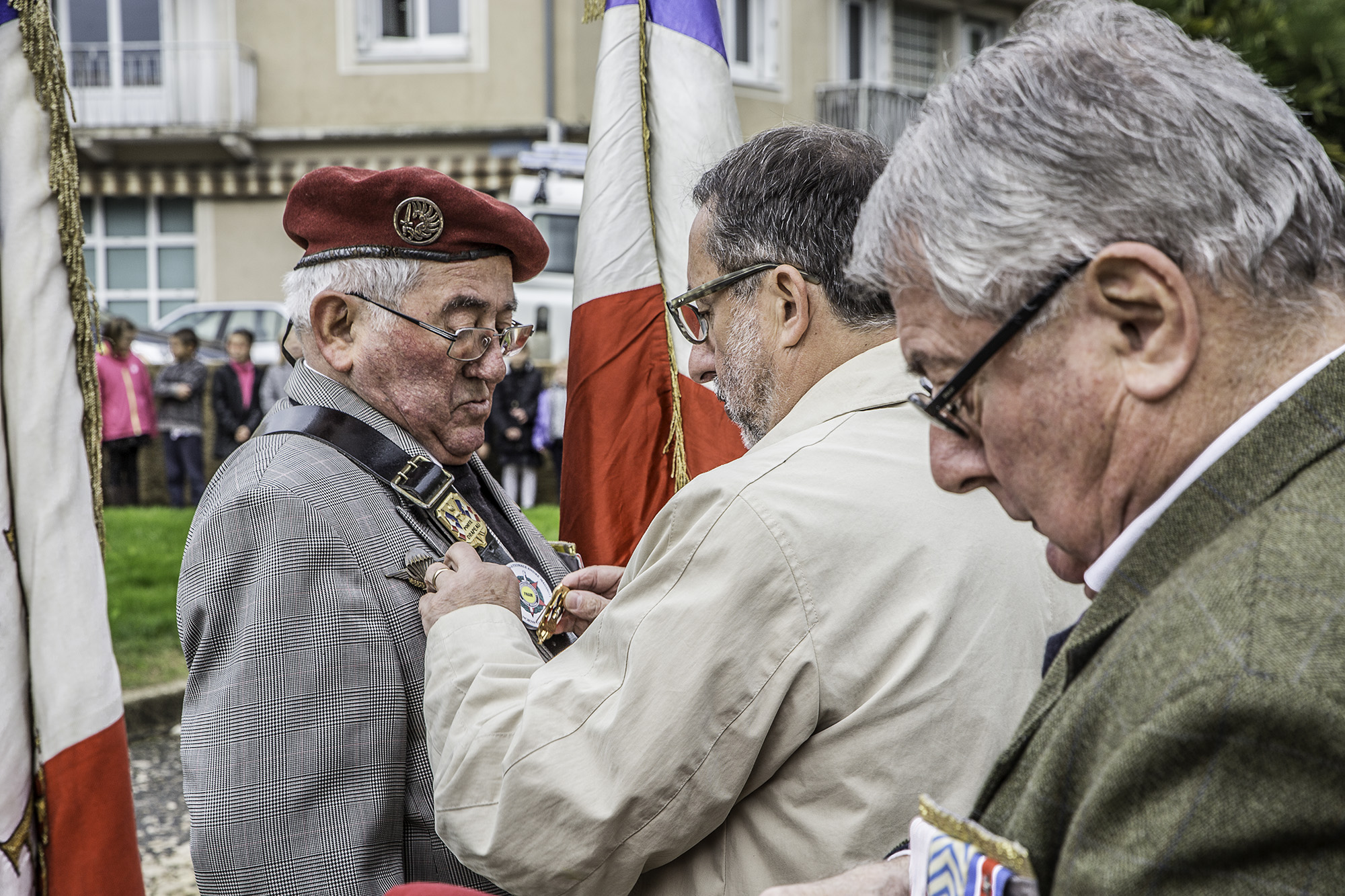 10 André Laffargue reçoit la médaille d'argent des porte-drapeaux 1bis 111116.jpg