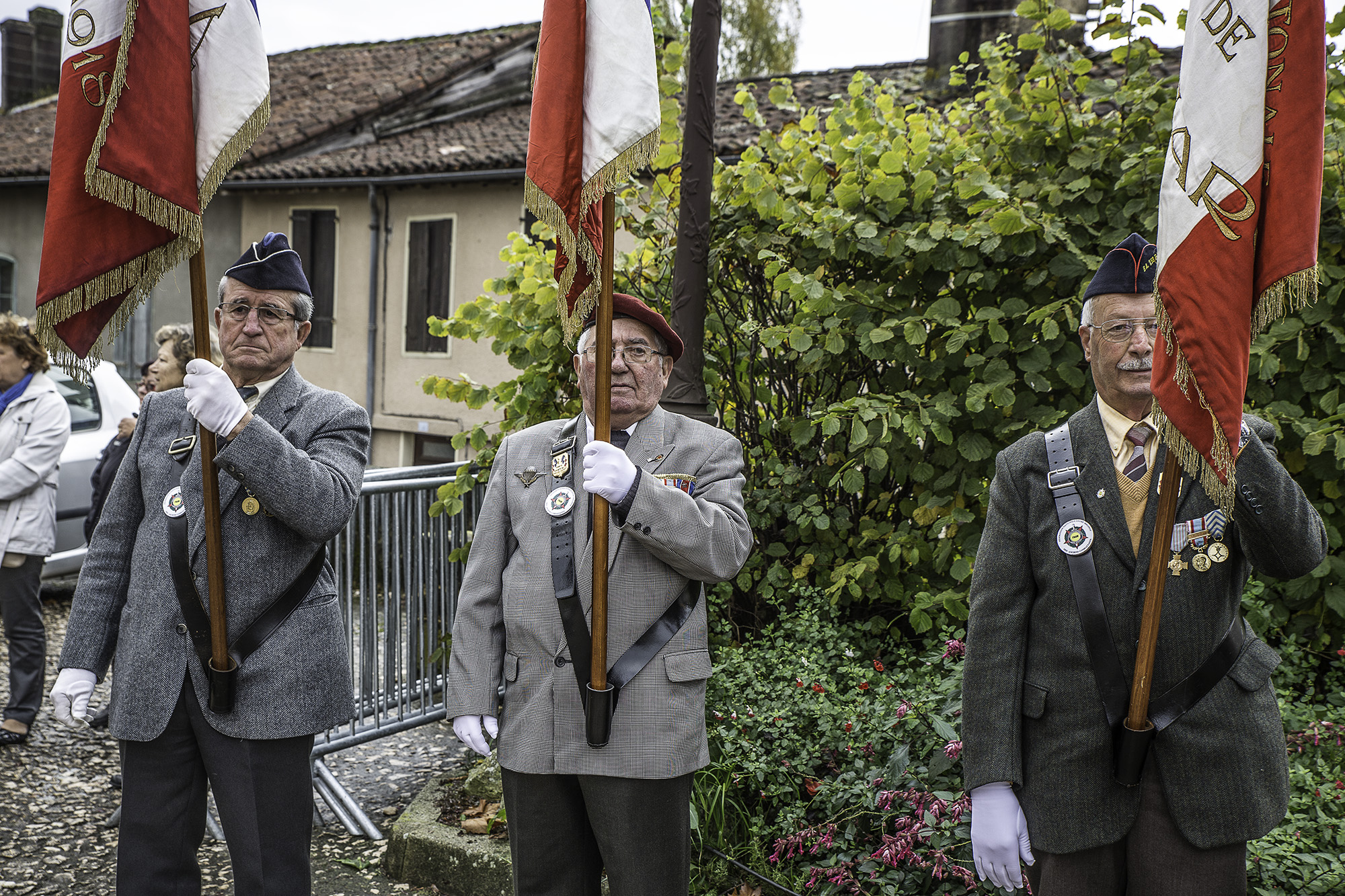 3 Les porte-drapeaux dont 2 vont recevoir une médaille 1bis 111116.jpg