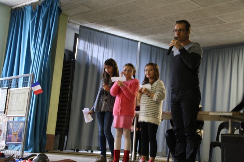 villecomtal Louise  Ines Liloye et leur instituteur.JPG