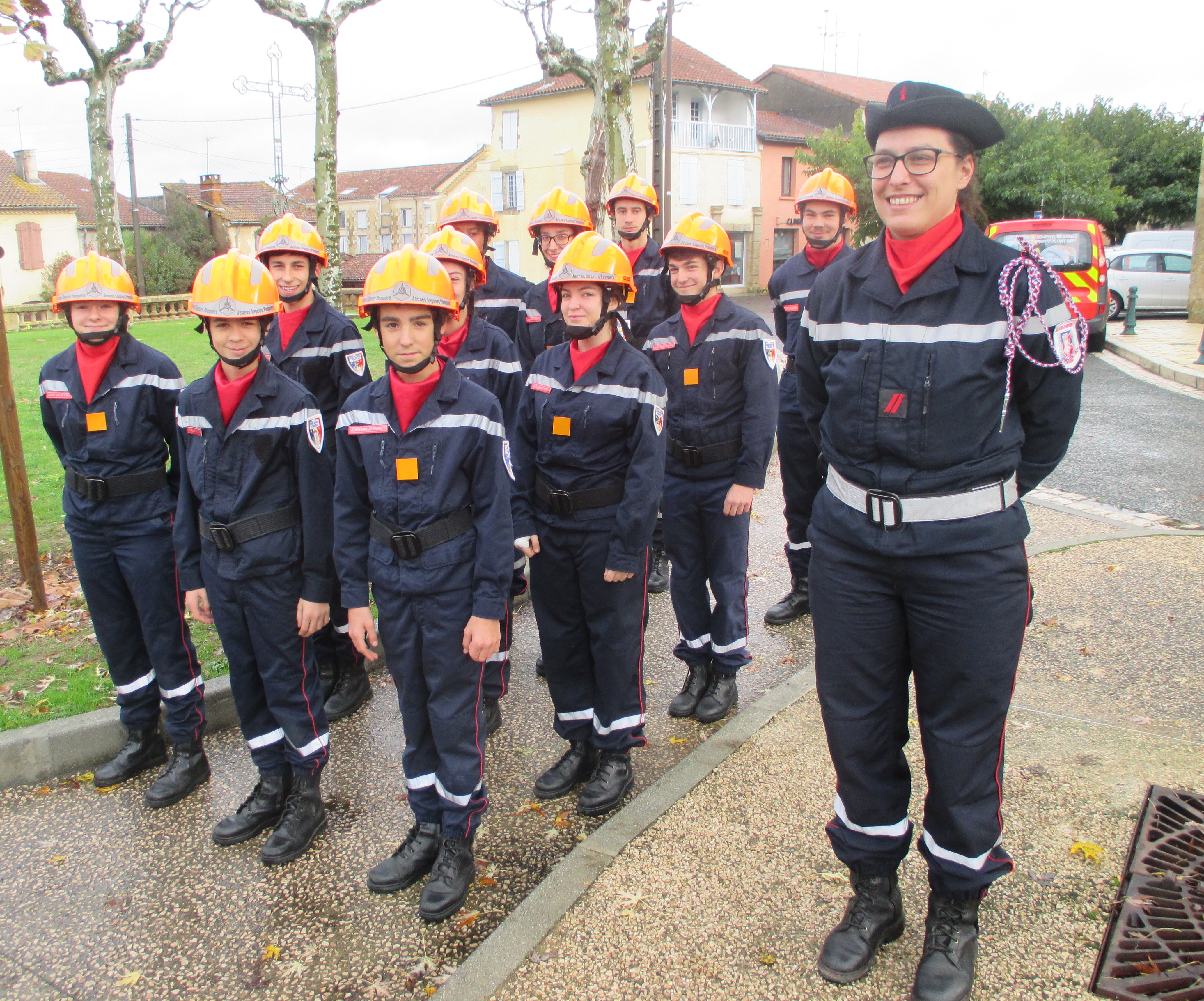Les jeunes sapeurs pompiers et leur animatrice BérangèreIMG_1037.jpg