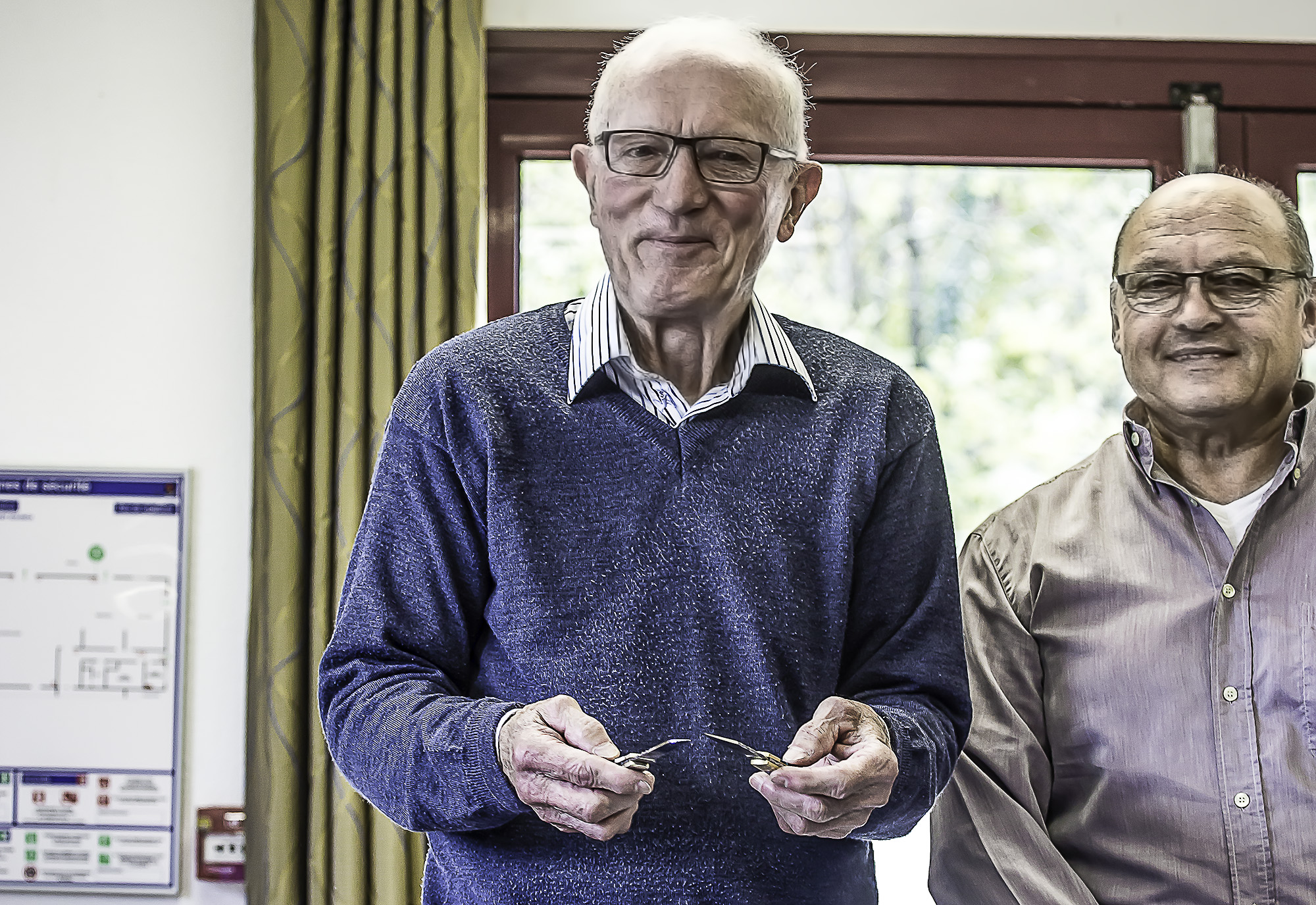 8 Maurice Jurquet avec le cadeau et Jean-Claude Drouard 1bis 131116.jpg