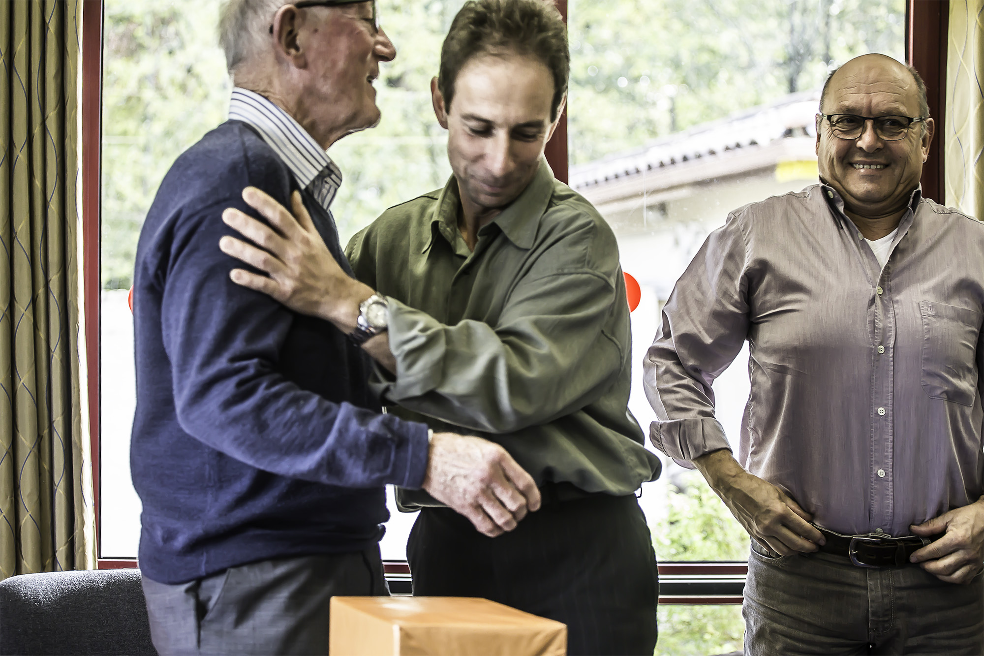 6 Remise du cadeau à Maurice Jurquet 1bis 131116.jpg