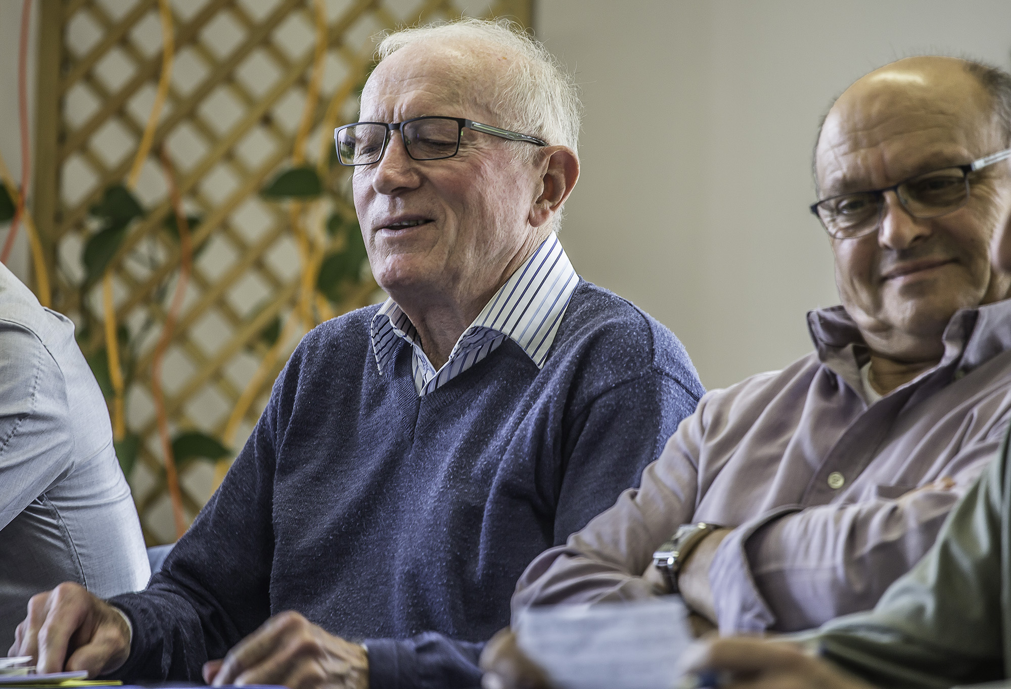 4 Maurice Jurquet écoute les compliments que lui fait Gilles Busipelli 1bis 131116.jpg
