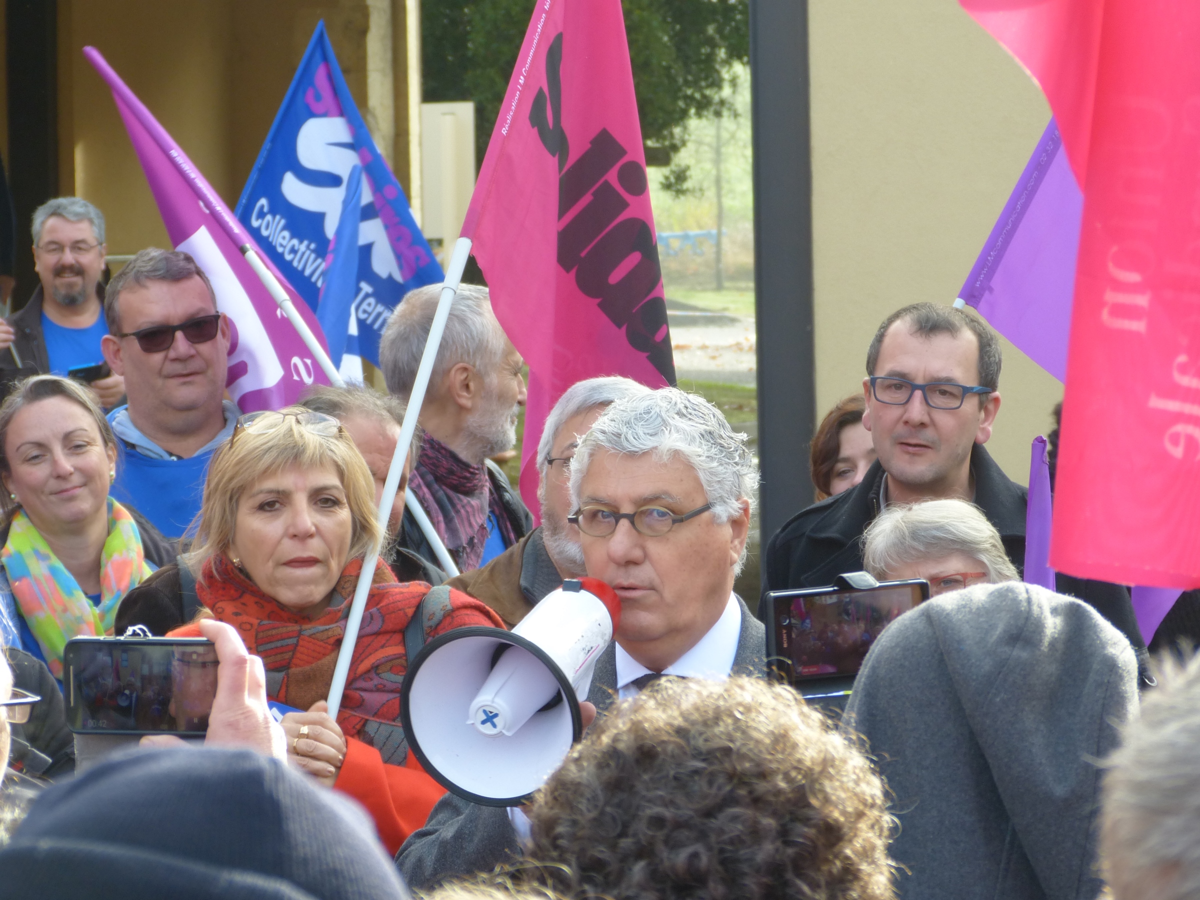 P MARTIN  PARLEMENTE AVEC LES REPRESENTANTS SYNDICAUX.JPG