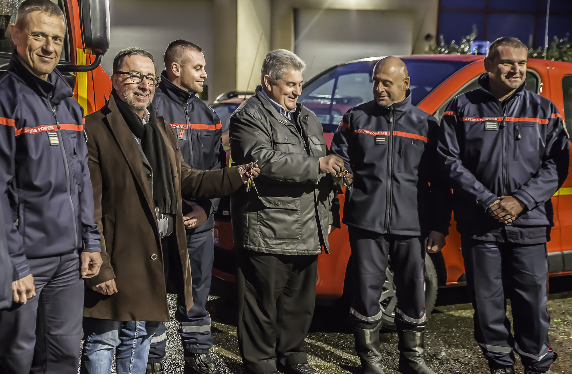 3 Les clefs vont être remises par Bernard Gendre et Christian Peyret 1bis 231116.jpg
