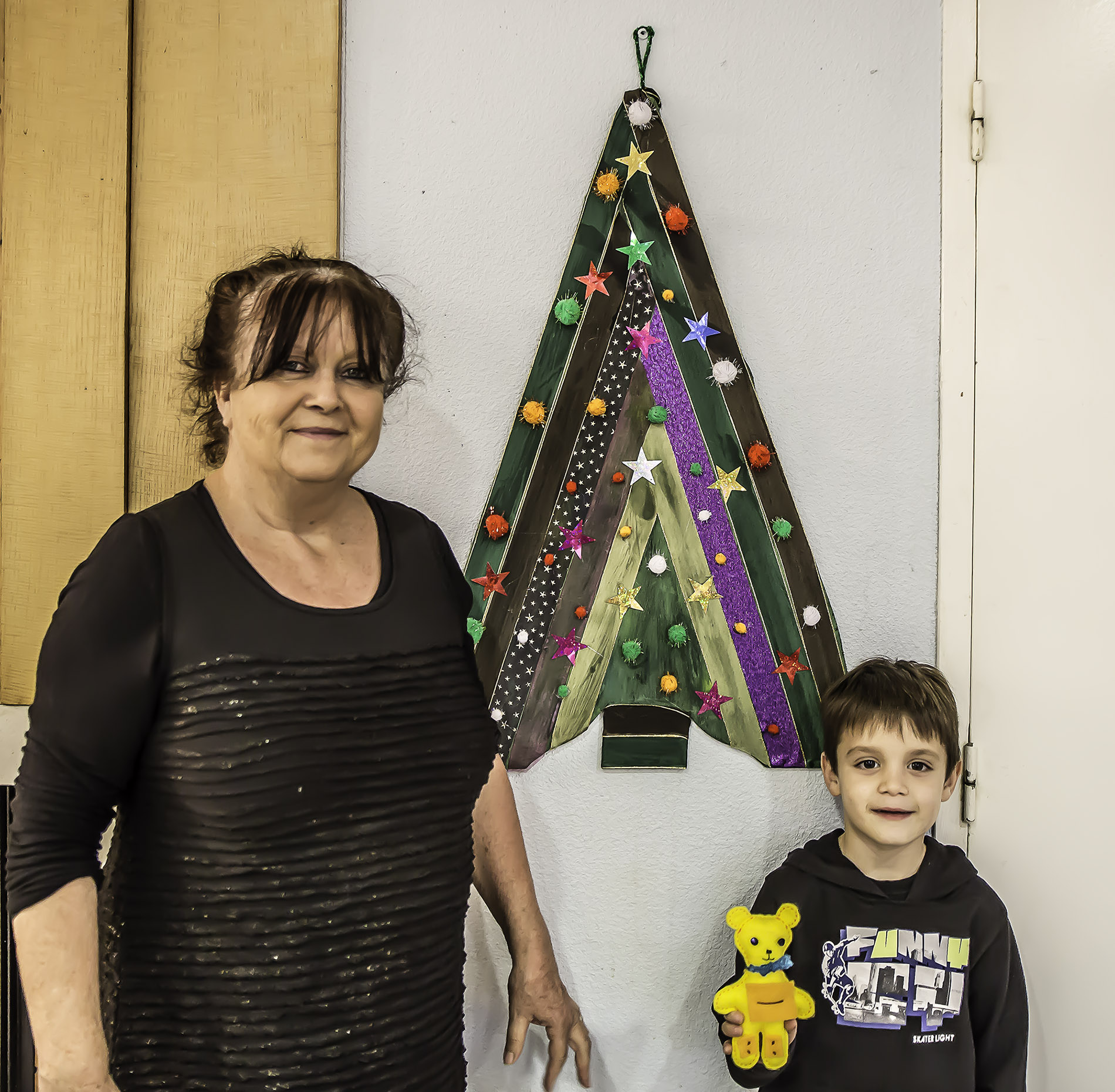 3 Arbre de Noël avec Marie Dular et petit-fils 1bis 231116.jpg