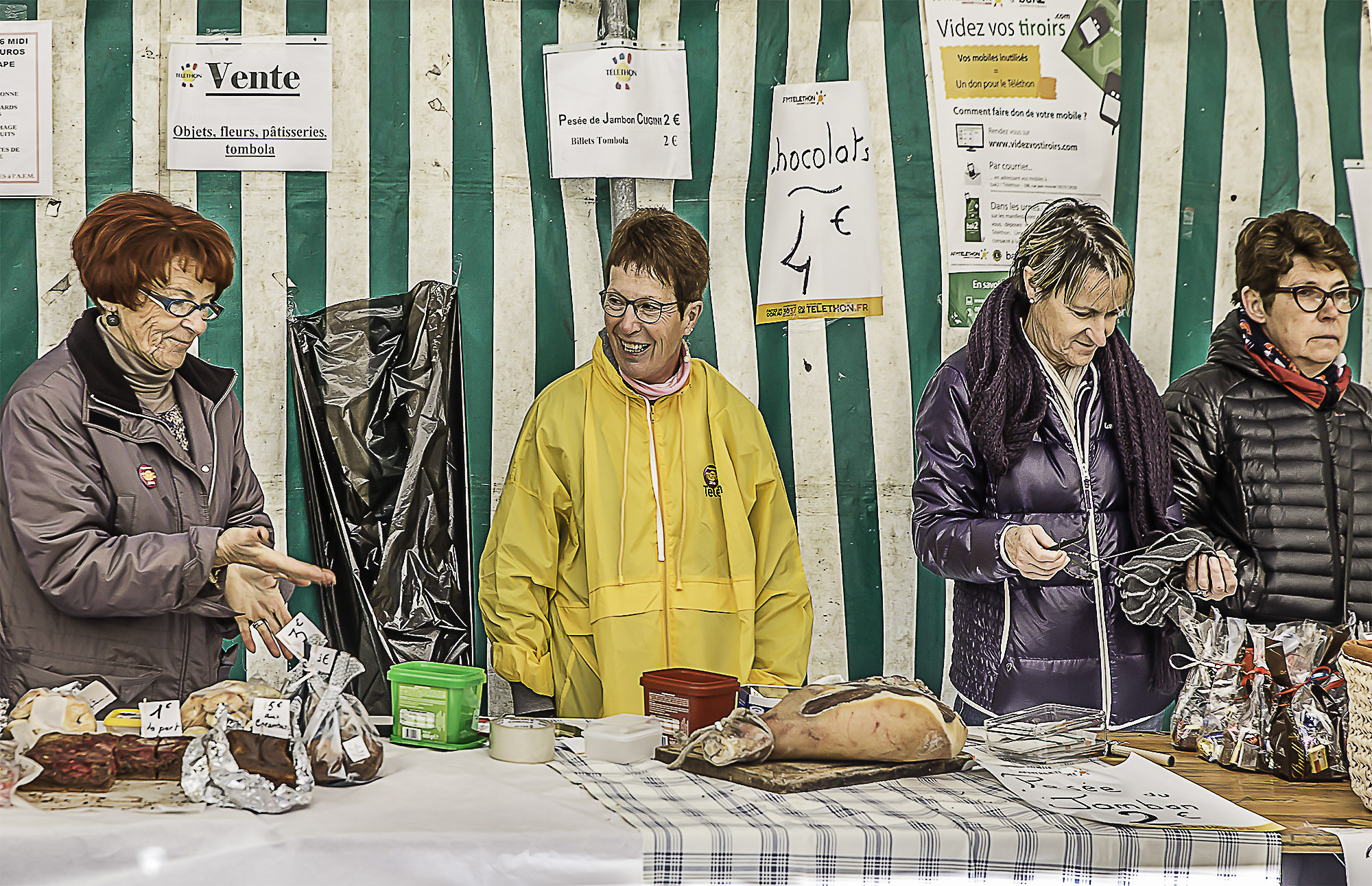 1 Le stand sous chapiteau avec Maithée Casavieille 1bis 031216.jpg