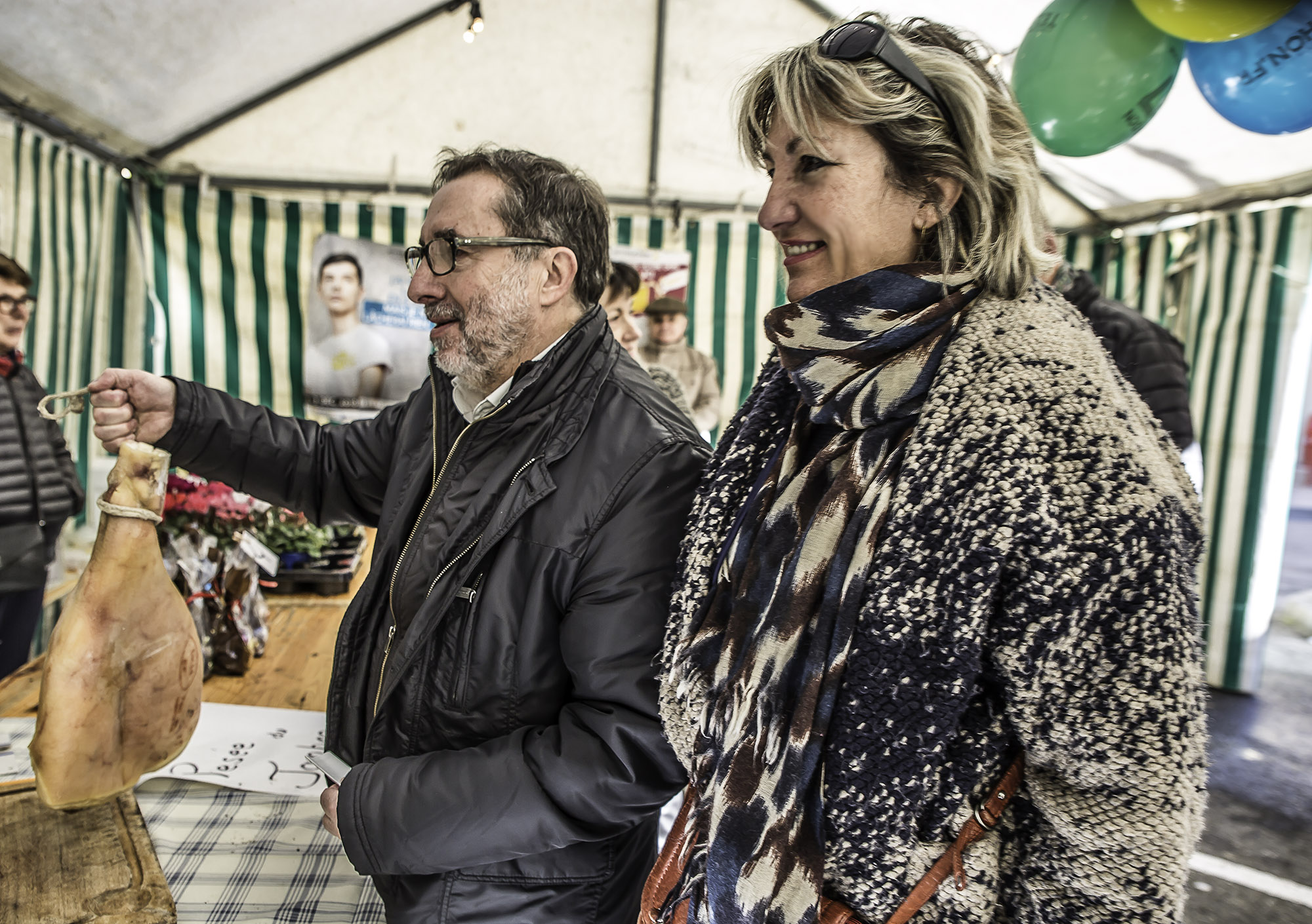 3 avec Christine Carrère-Campistron Christian Peyret pèse le jambon 1bis 031216.jpg
