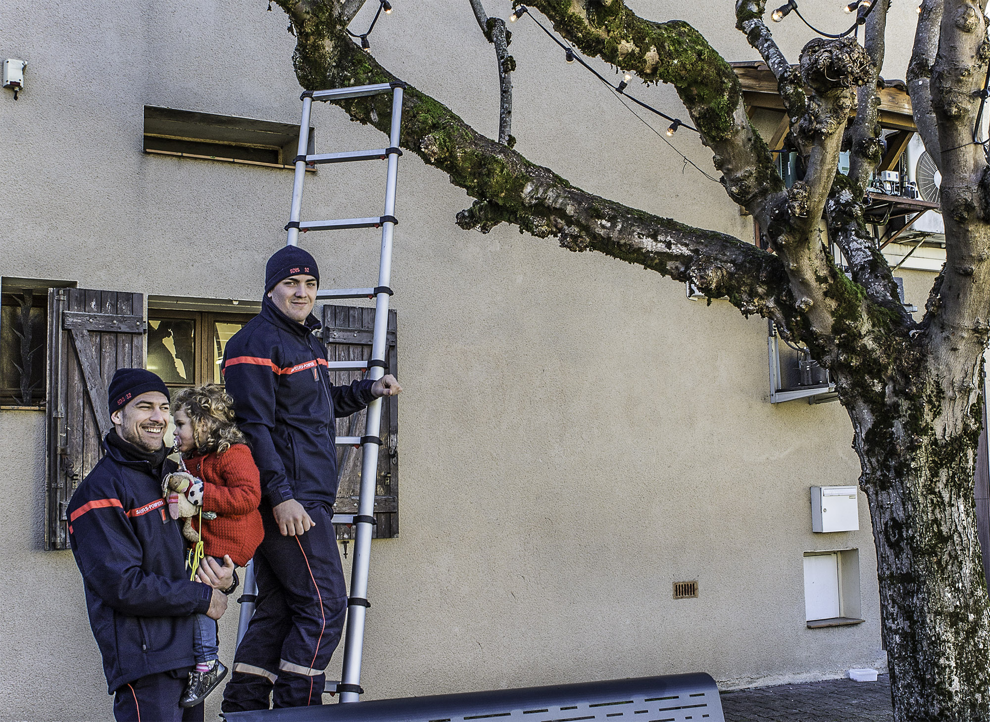 6 Sapeurs-pompiers sous l'arbre de lumière 1bis 031216.jpg