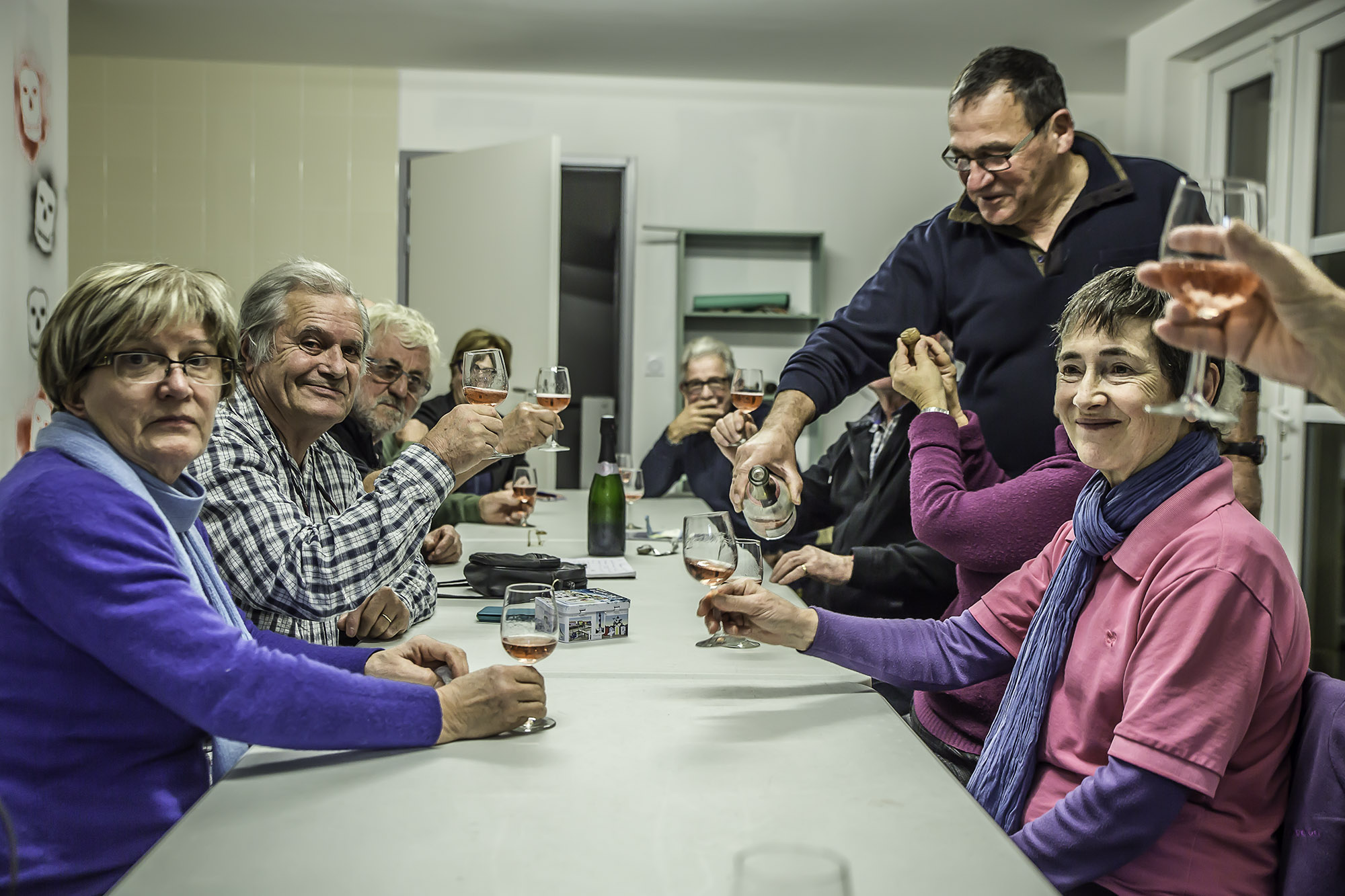 2 Jean-Paul Sempé sert le champagne rosé 1bis 091216.jpg