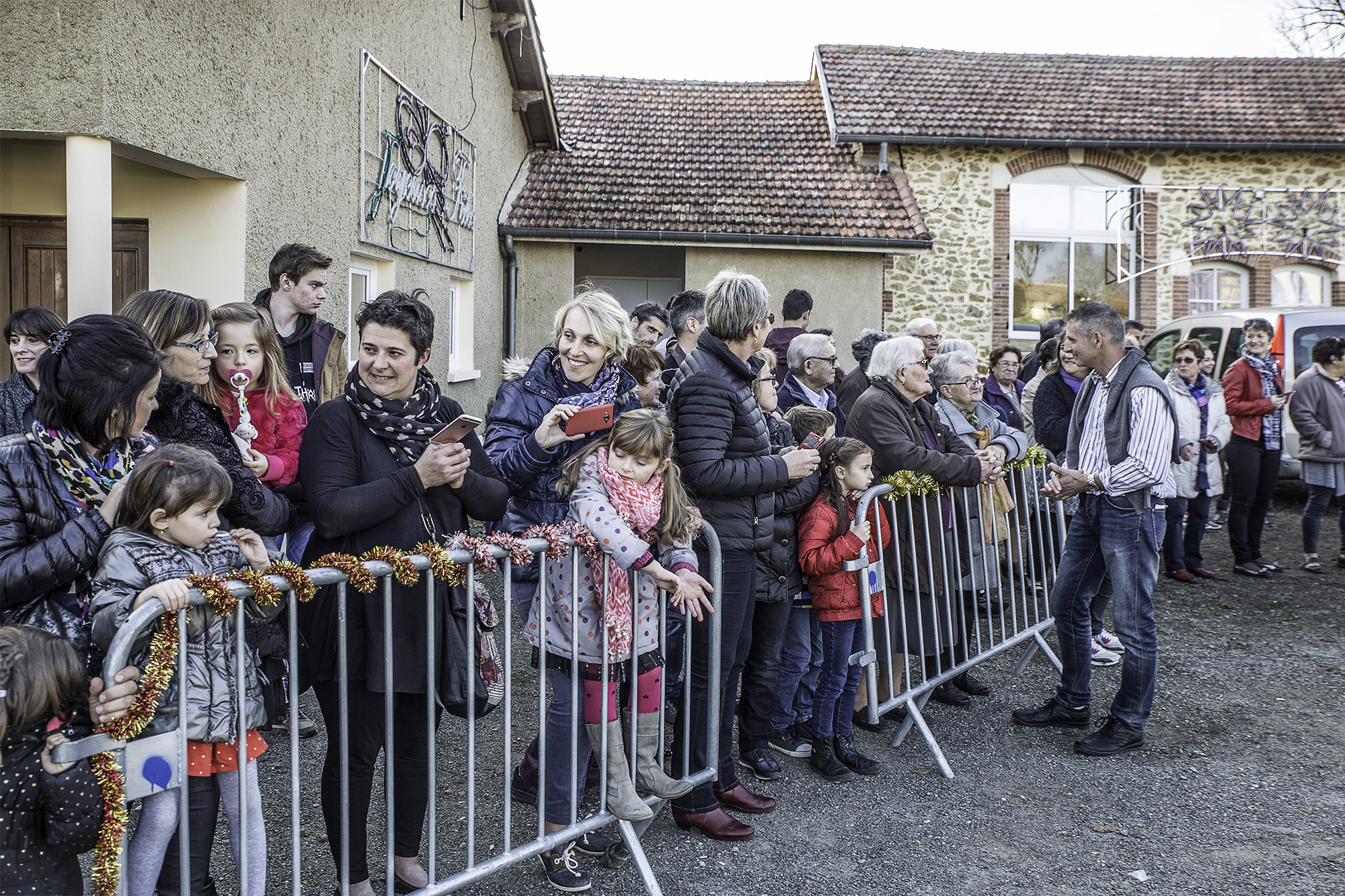3 Parents et enfants à droite Laurent Lamothe 1bis 111216.jpg